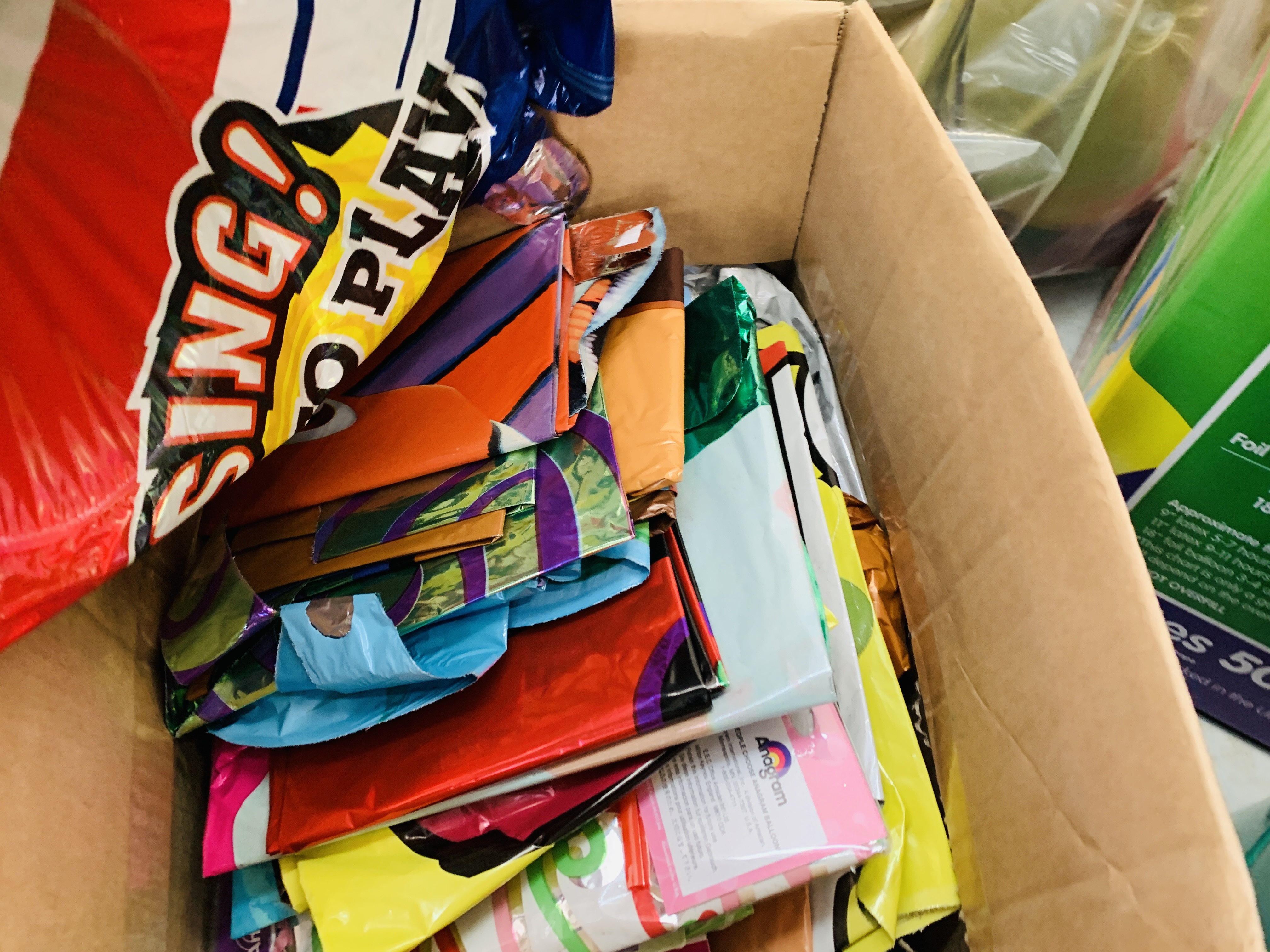 COLLECTION OF ASSORTED BALLOONS AND RIBBONS, WEIGHTS, BAGS AND 2 HELIUM TANKS, SACK BARROW, - Image 10 of 13