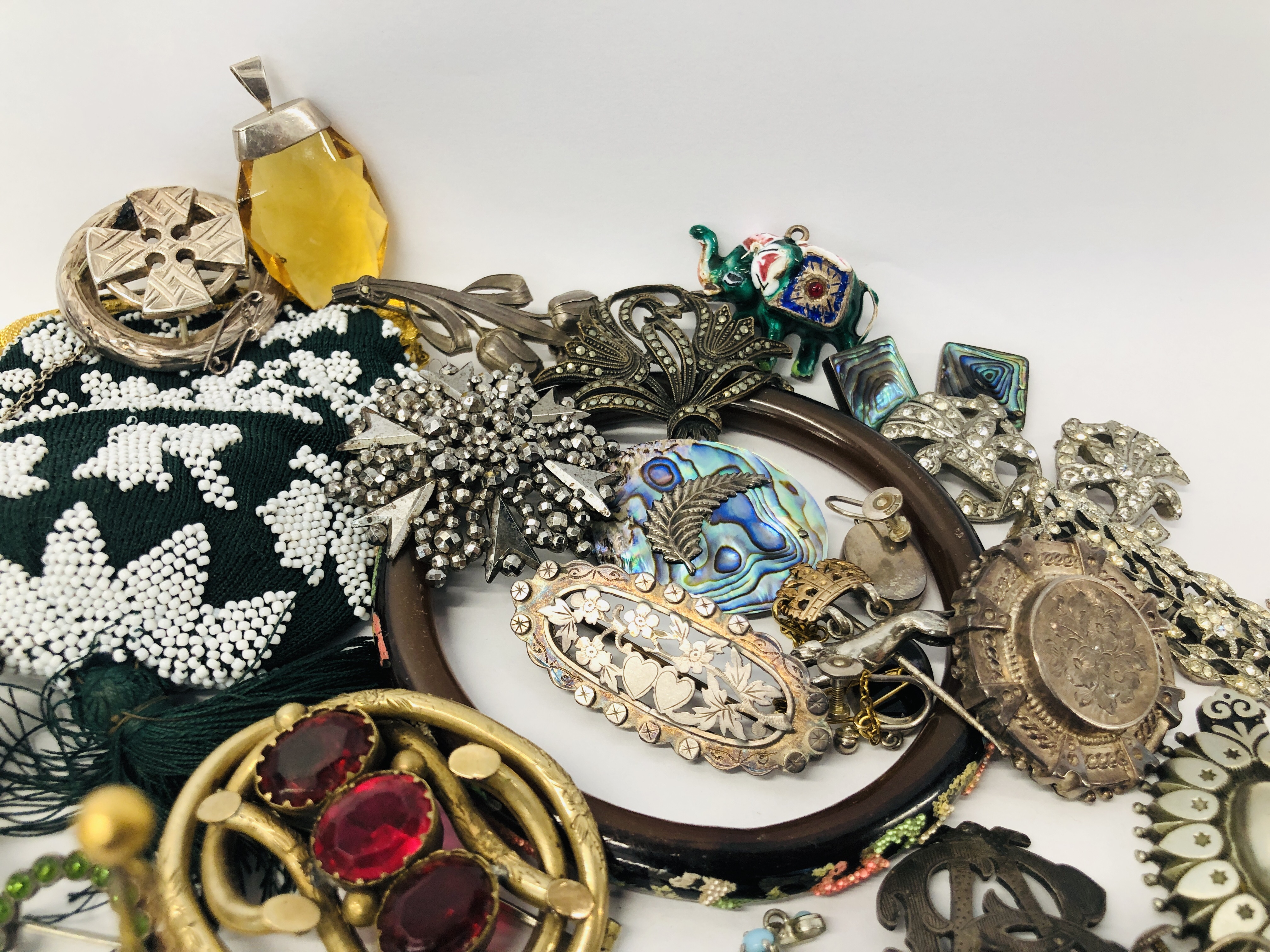 COLLECTION OF ASSORTED VINTAGE JEWELLERY TO INCLUDE SILVER BROOCHES CELTIC DESIGN, MARCASITE, - Image 8 of 10