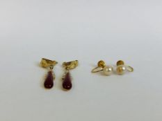 A PAIR OF 9CT GOLD SIMULATED PEARL SCREW BACK EARRINGS ALONG WITH A PAIR OF COSTUME RED TEAR DROP