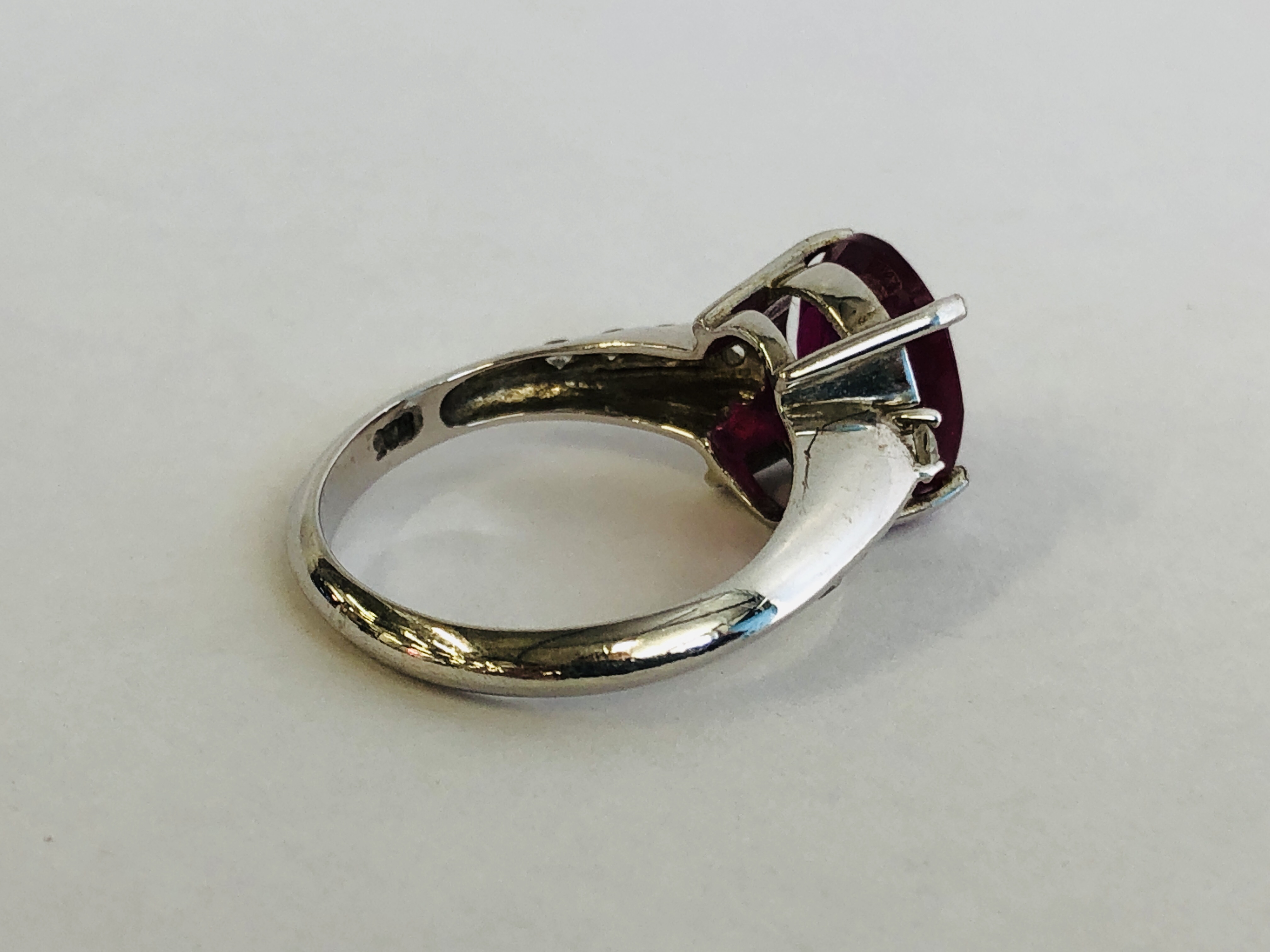 2 X DESIGNER SILVER RINGS, GREEN STONES IN A LOZENGE DESIGN AND CLAW SET DEEP PINK STONE. - Image 12 of 16