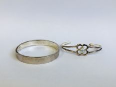 A DESIGNER SILVER HINGED BANGLE ALONG WITH A DESIGNER WHITE METAL OPEN BANGLE SET WITH A CIRCULAR