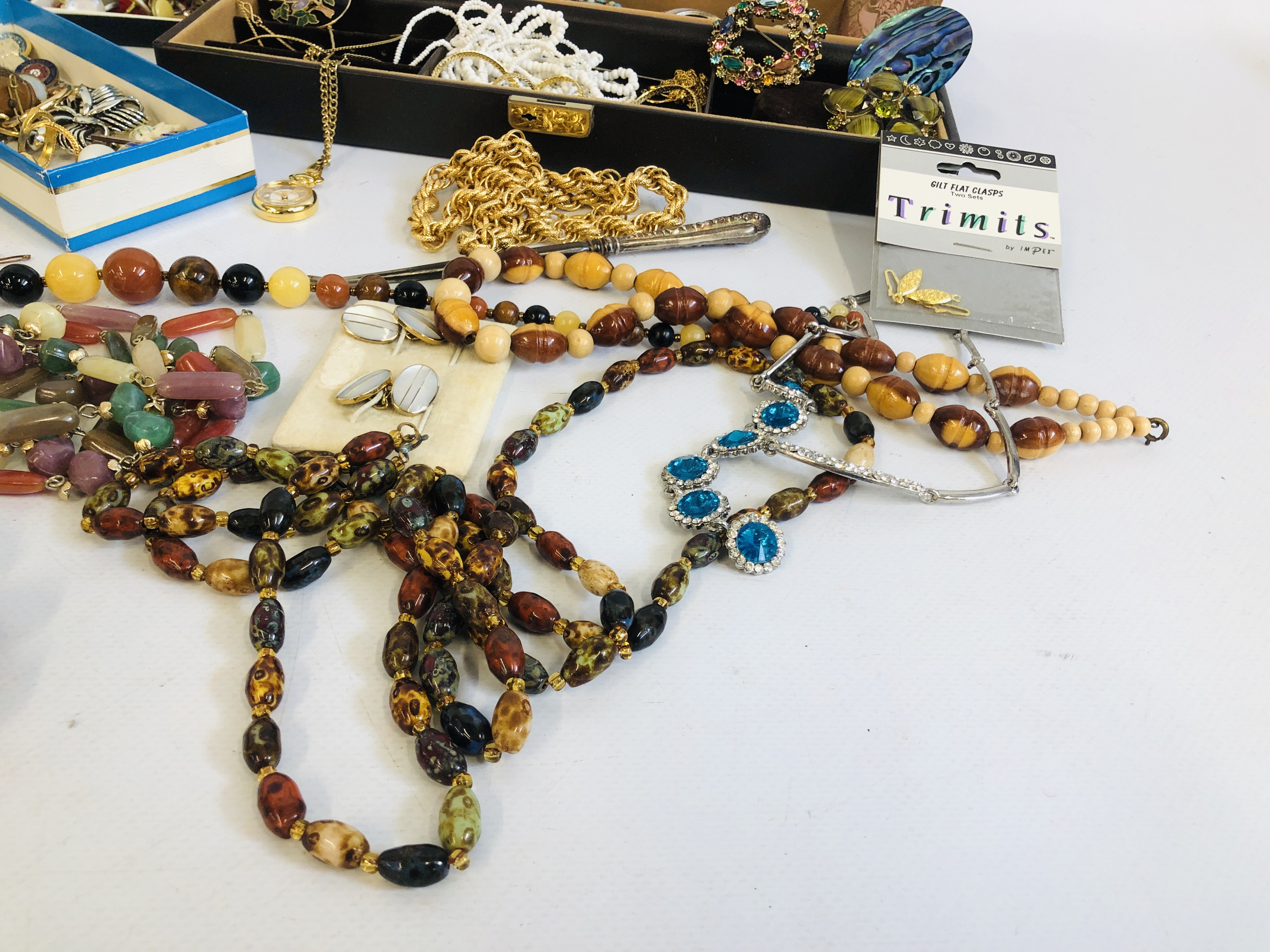 BOX OF ASSORTED VINTAGE AND COSTUME JEWELLERY TO INCLUDE HARDSTONE BEADED NECKLACES, - Image 9 of 14