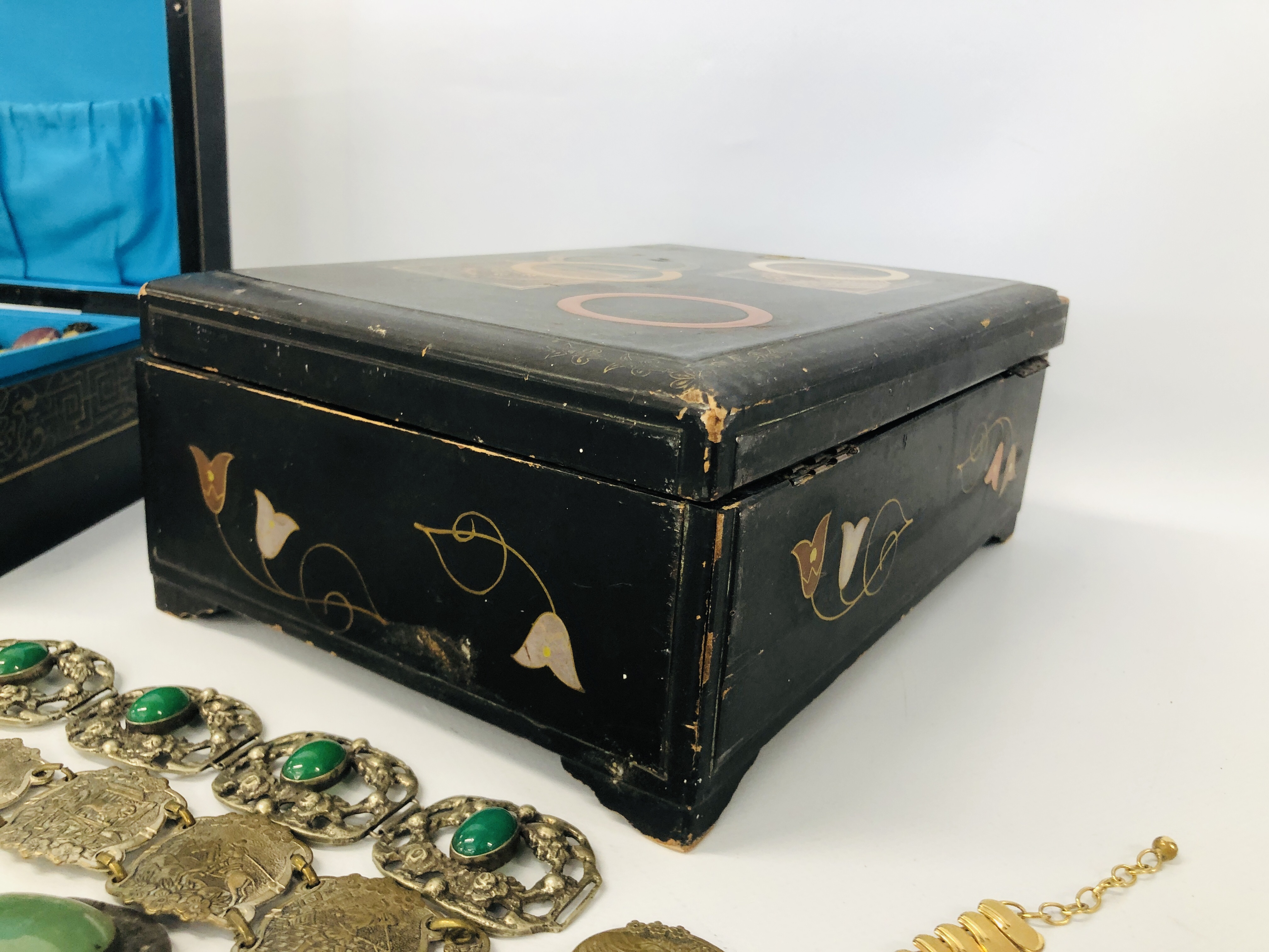 VINTAGE ORIENTAL BLACK LACQUERED JEWELLERY BOX AND CONTENTS TO INCLUDE VINTAGE JEWELLERY, BROOCHES, - Image 13 of 19