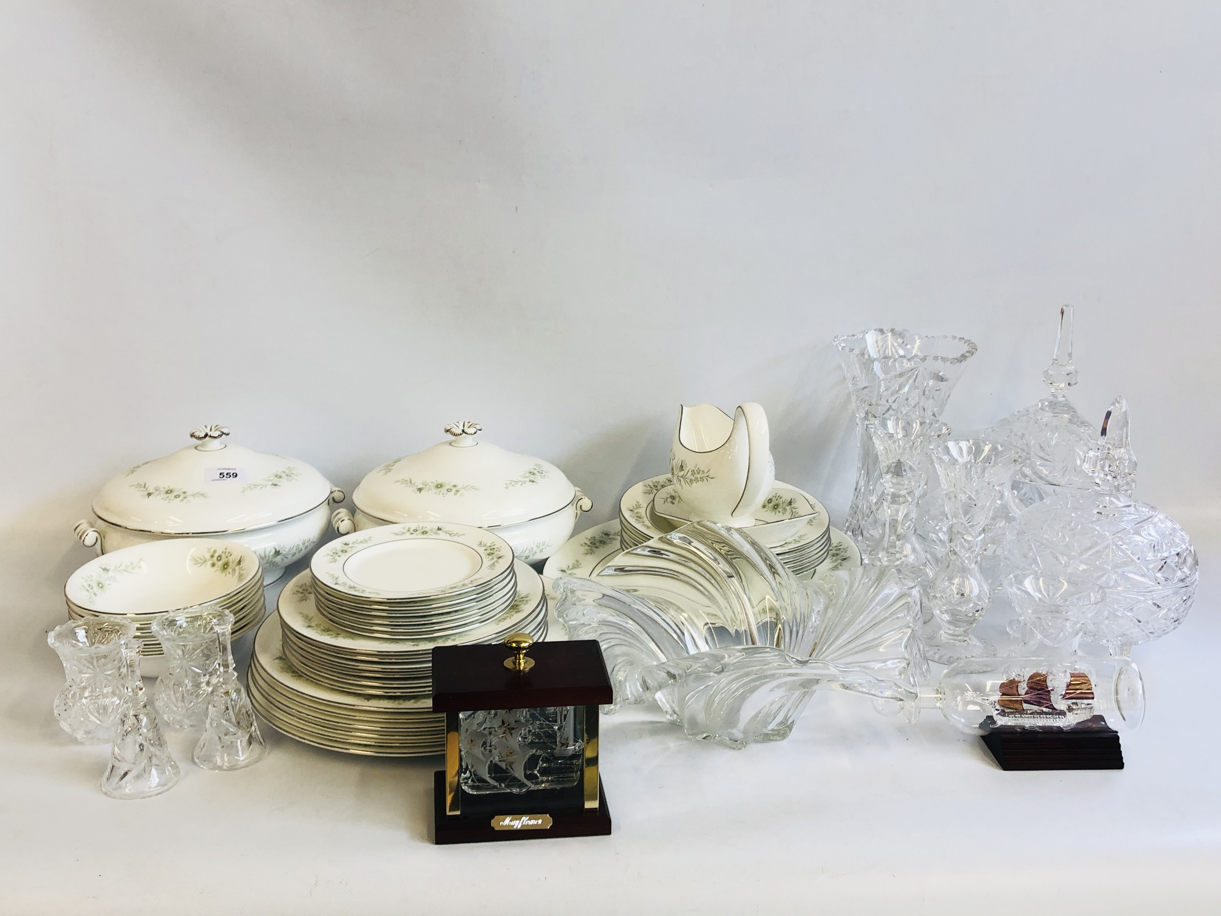 A 35 PIECE SIX PLACE SETTING OF WEDGWOOD WESTBURY BONE CHINA TABLE WARE PLUS A COLLECTION OF GOOD