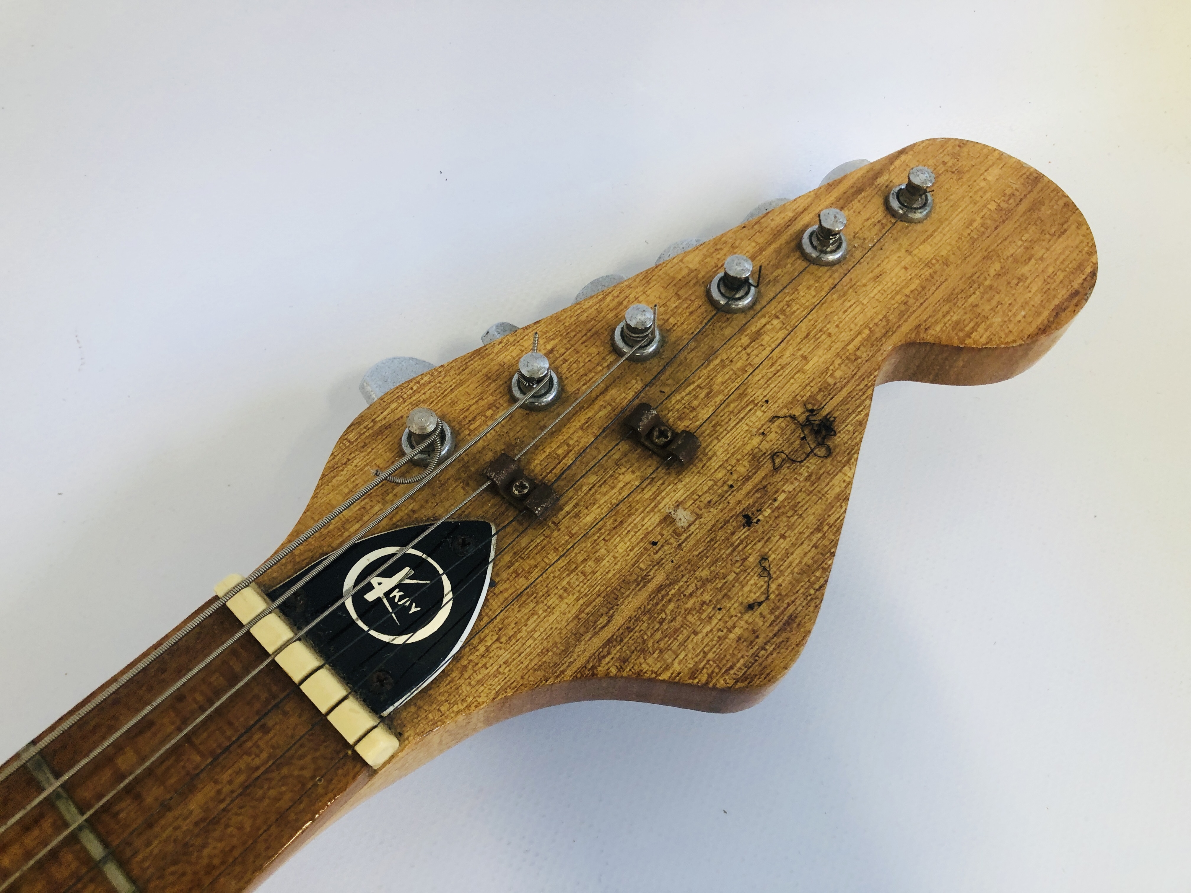A KAY ELECTRIC GUITAR IN WOOD LAMINATE FINISH ALONG WITH TRAVEL CASE (A/F) - Image 5 of 12