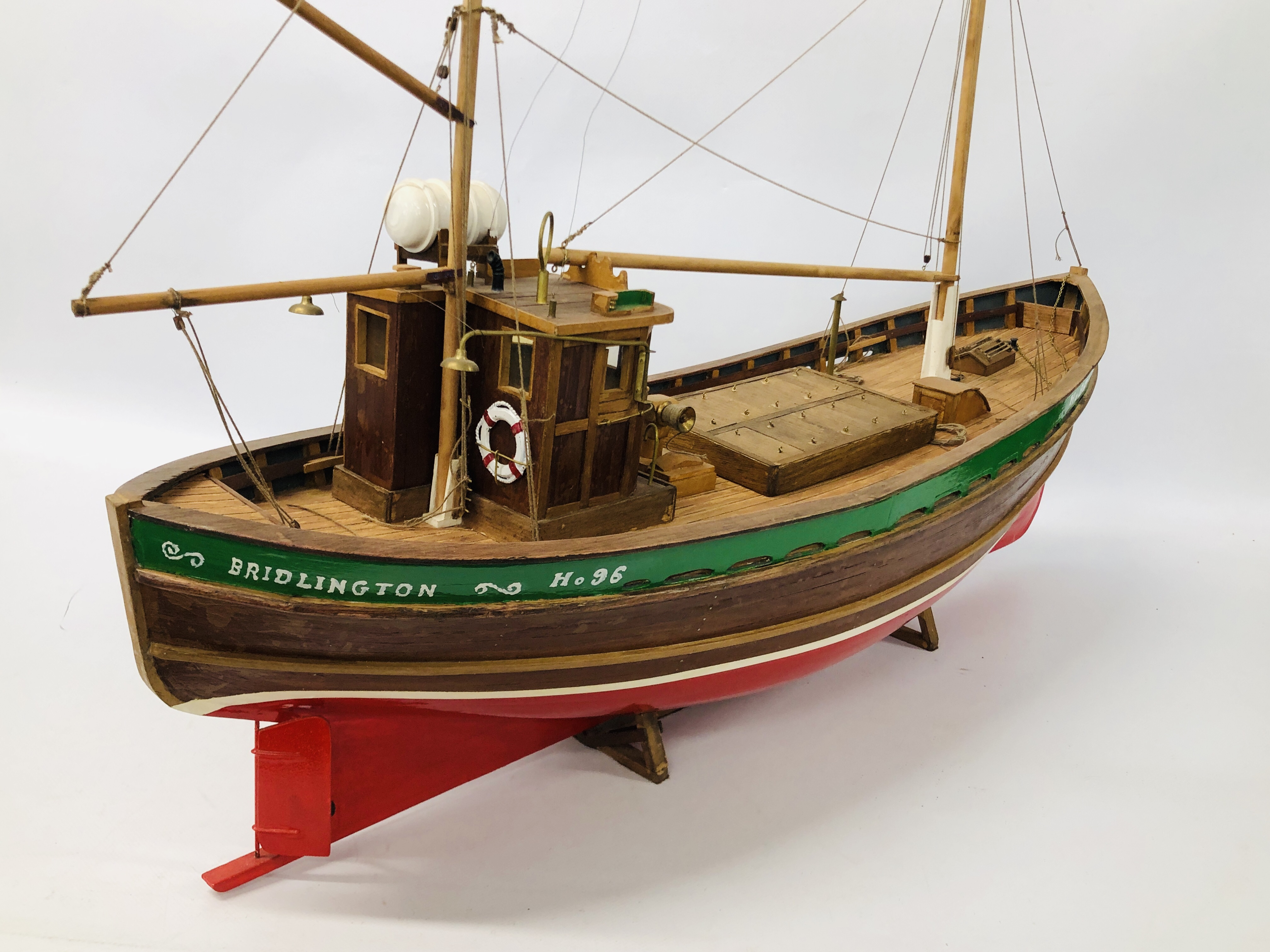 A VINTAGE HAND BUILT WOODEN MODEL OF A FISHING TRAWLER "EILEEN" NO. 96 LENGTH 85CM. HEIGHT 66CM. - Image 9 of 11