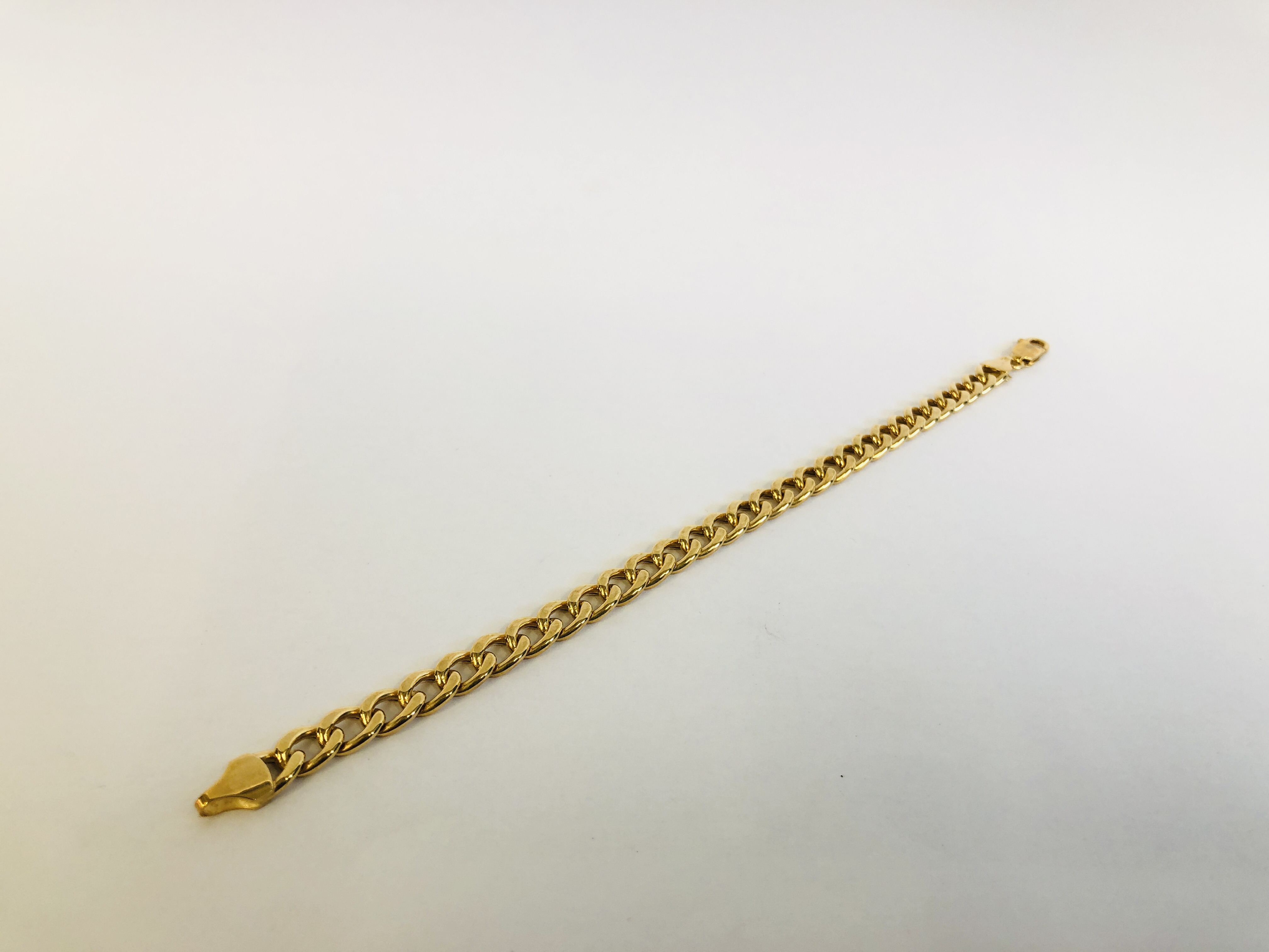 A 9CT GOLD BRACELET.