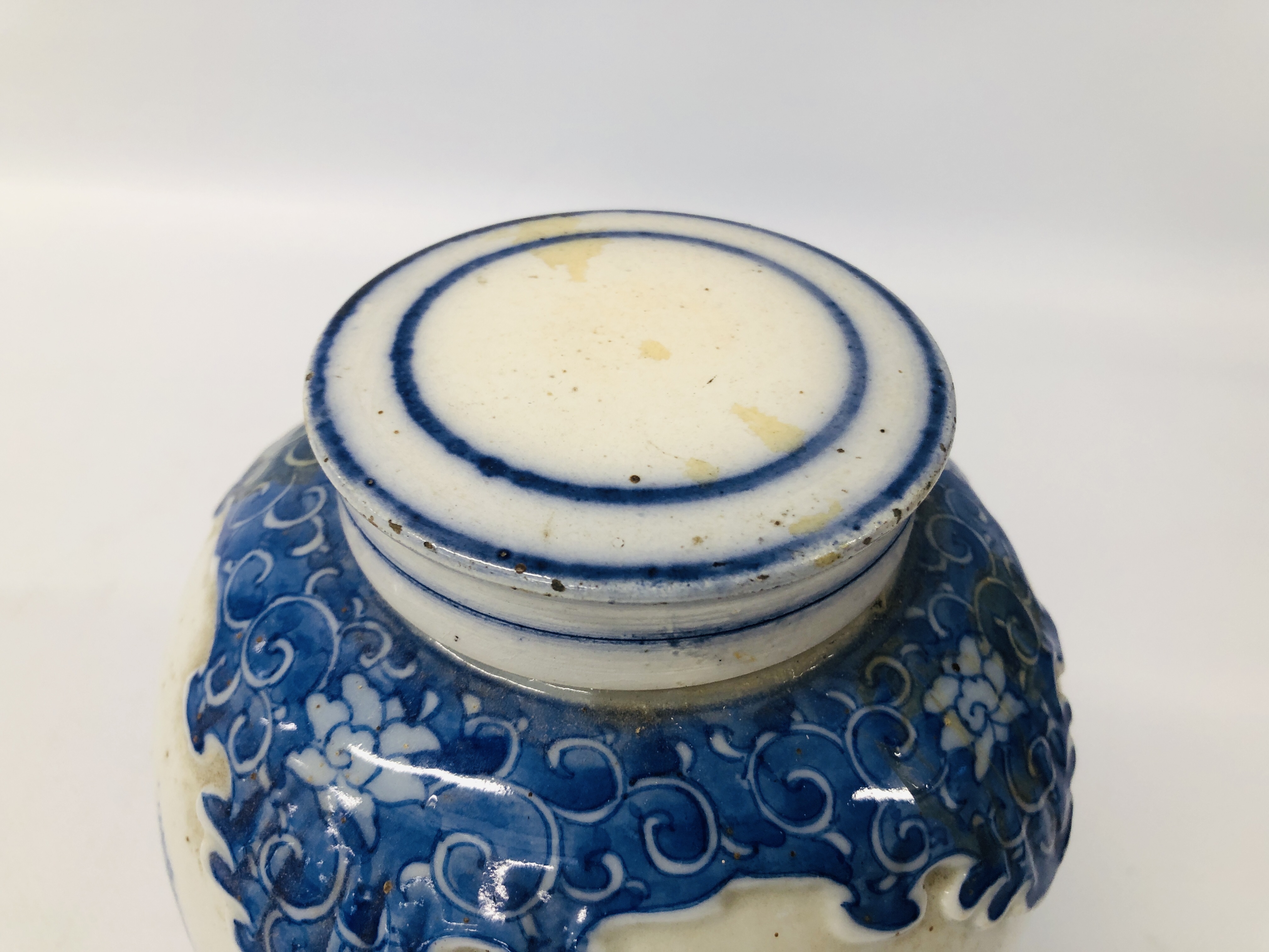 COLLECTION OF ORIENTAL CHINA TO INCLUDE A BLUE AND WHITE BALUSTER SHAPED VASE AND COVER (A/F), - Image 40 of 43