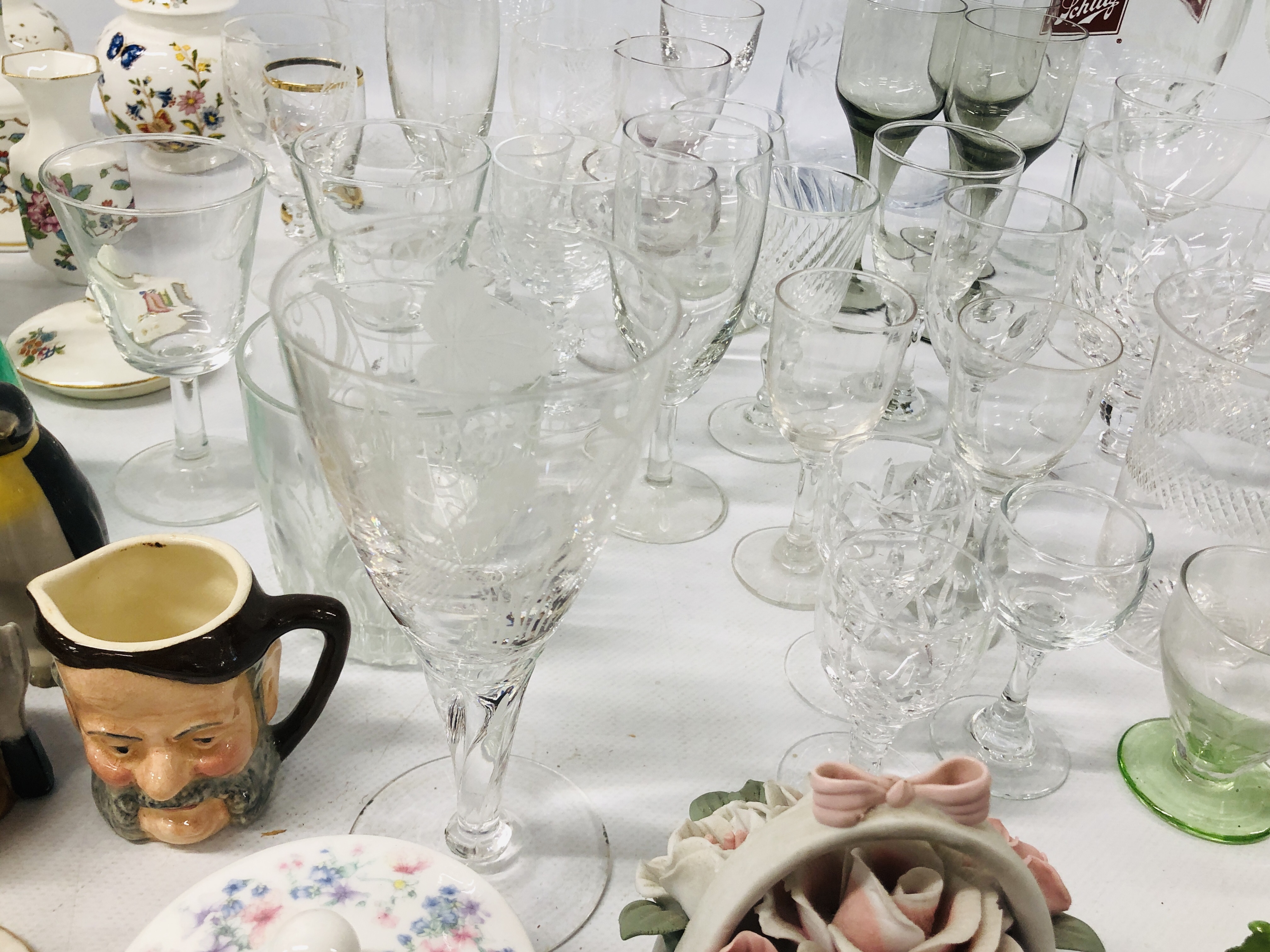 SELECTION OF GLASSWARE TO INCLUDE VINTAGE DRINKING GLASSES ETC ALONG WITH SELECTION OF AYNSLEY, - Image 20 of 32