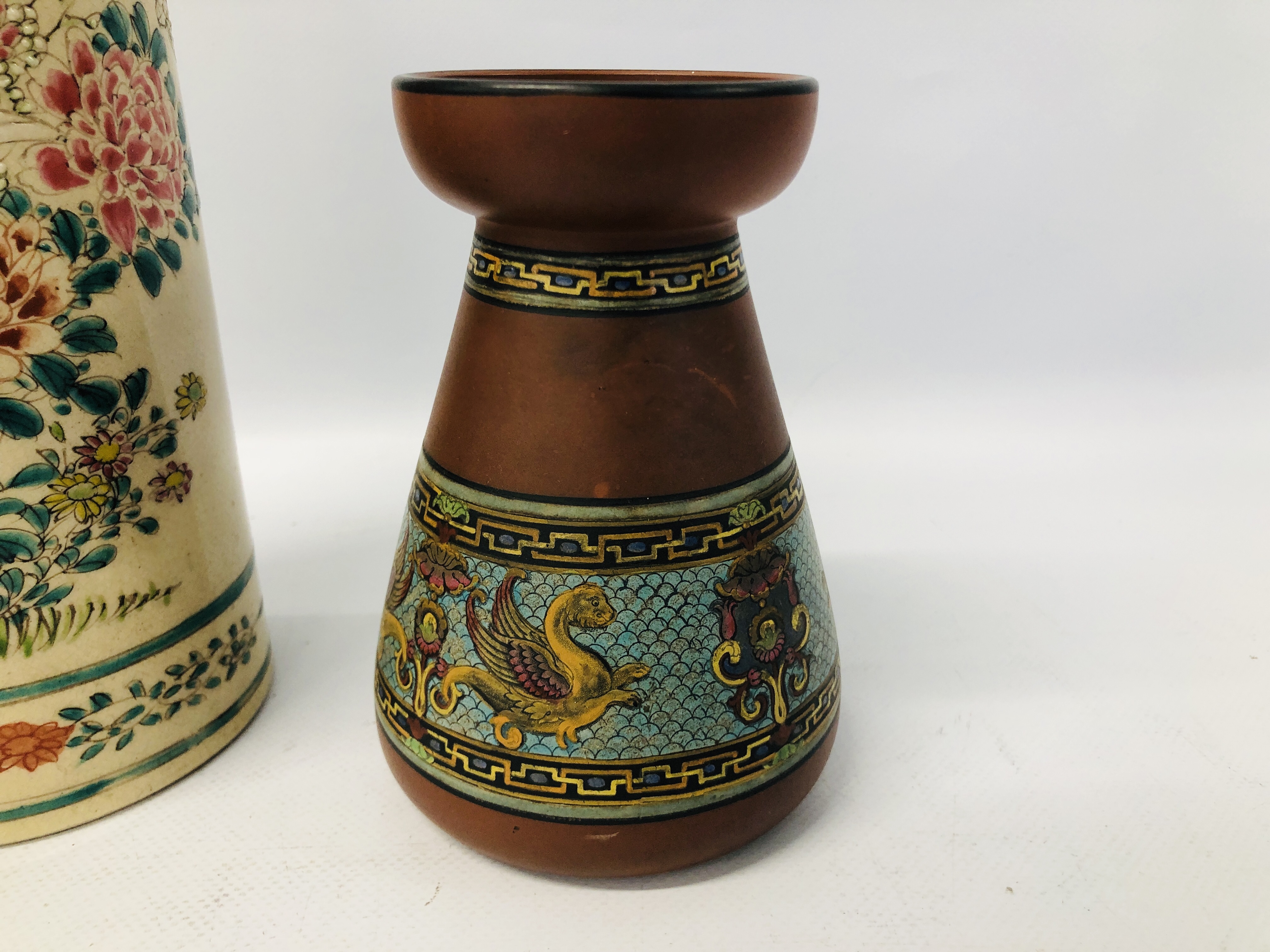 COLLECTION OF ORIENTAL CHINA TO INCLUDE A BLUE AND WHITE BALUSTER SHAPED VASE AND COVER (A/F), - Image 30 of 43