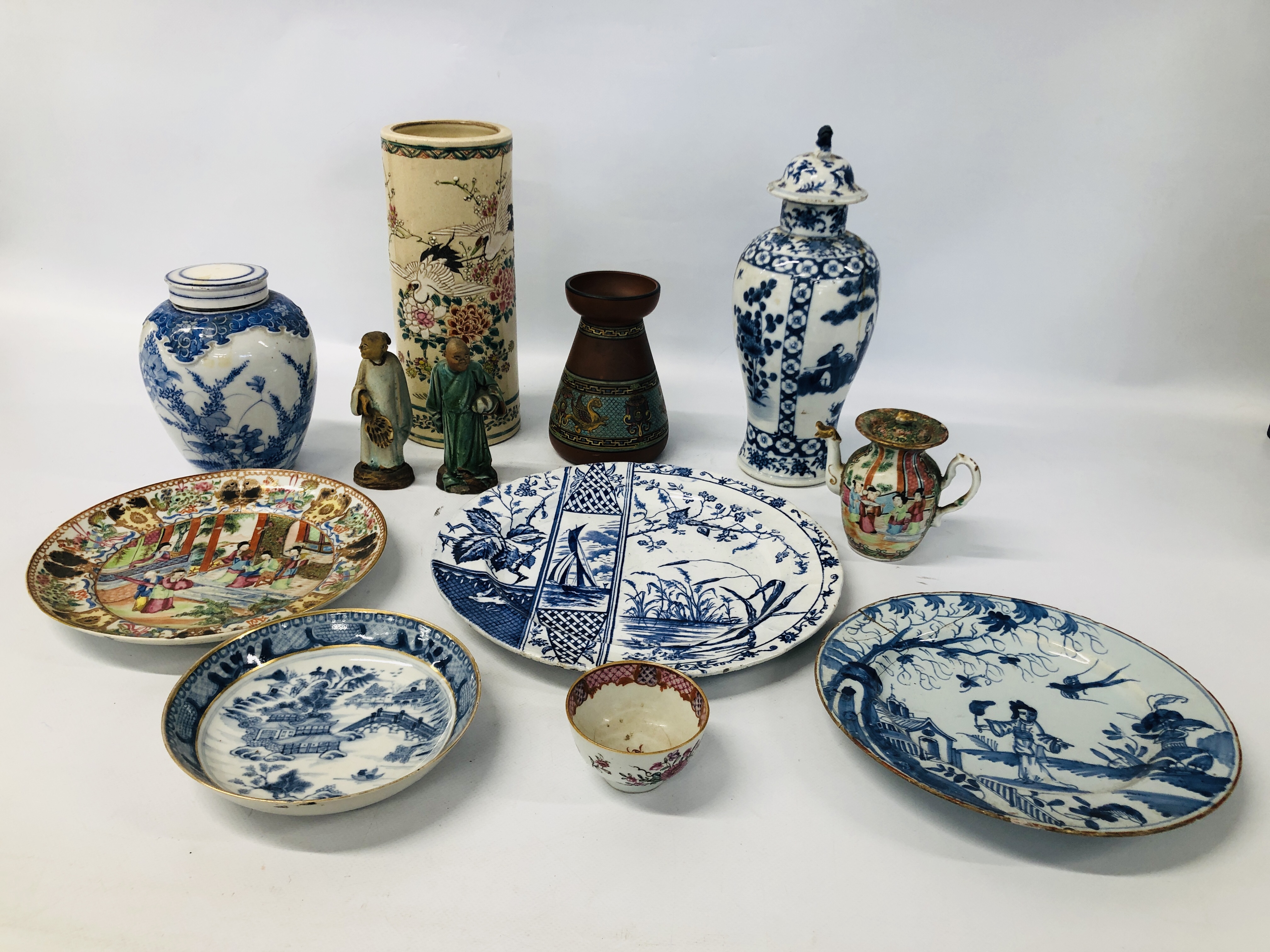 COLLECTION OF ORIENTAL CHINA TO INCLUDE A BLUE AND WHITE BALUSTER SHAPED VASE AND COVER (A/F),