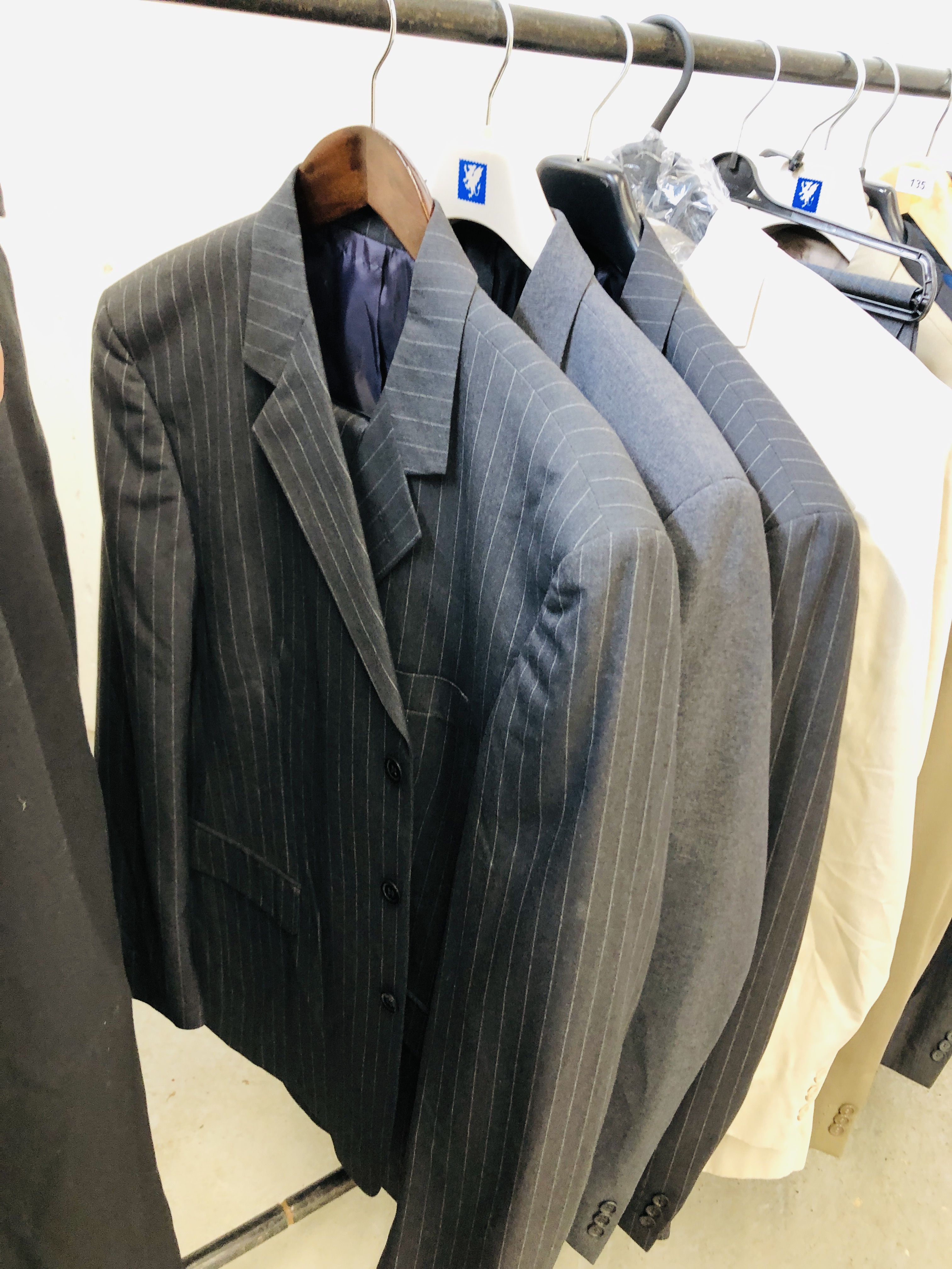 10 X ASSORTED MENS SUITS TO INCLUDE "GEORGE" AND "HENLEY AND KNIGHT", ETC. - Image 3 of 11
