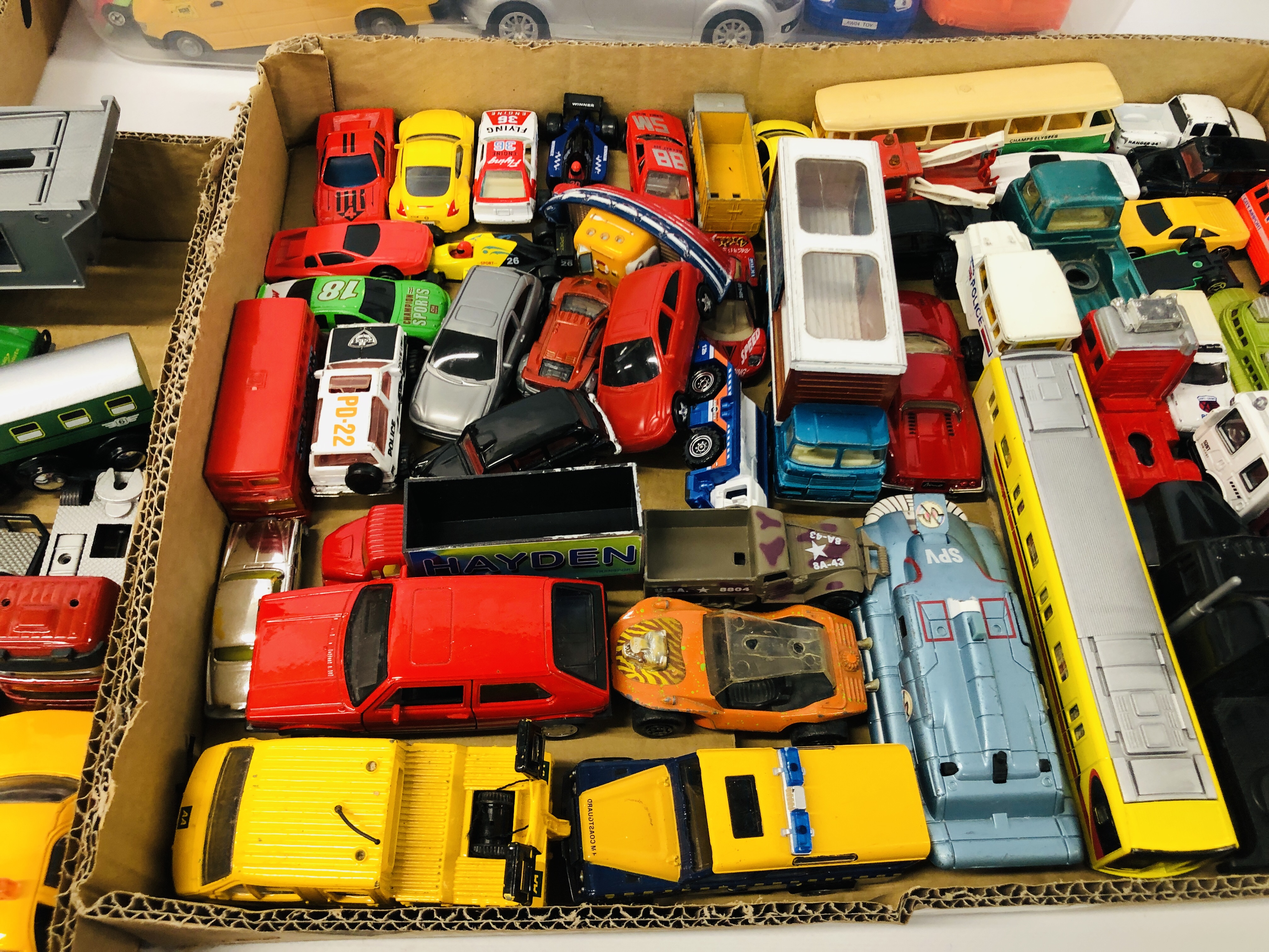 THREE TRAYS AND ONE BOX CONTAINING AN ASSORTMENT OF MODEL VEHICLES TO INCLUDE DIE CAST, ETC. - Image 4 of 8