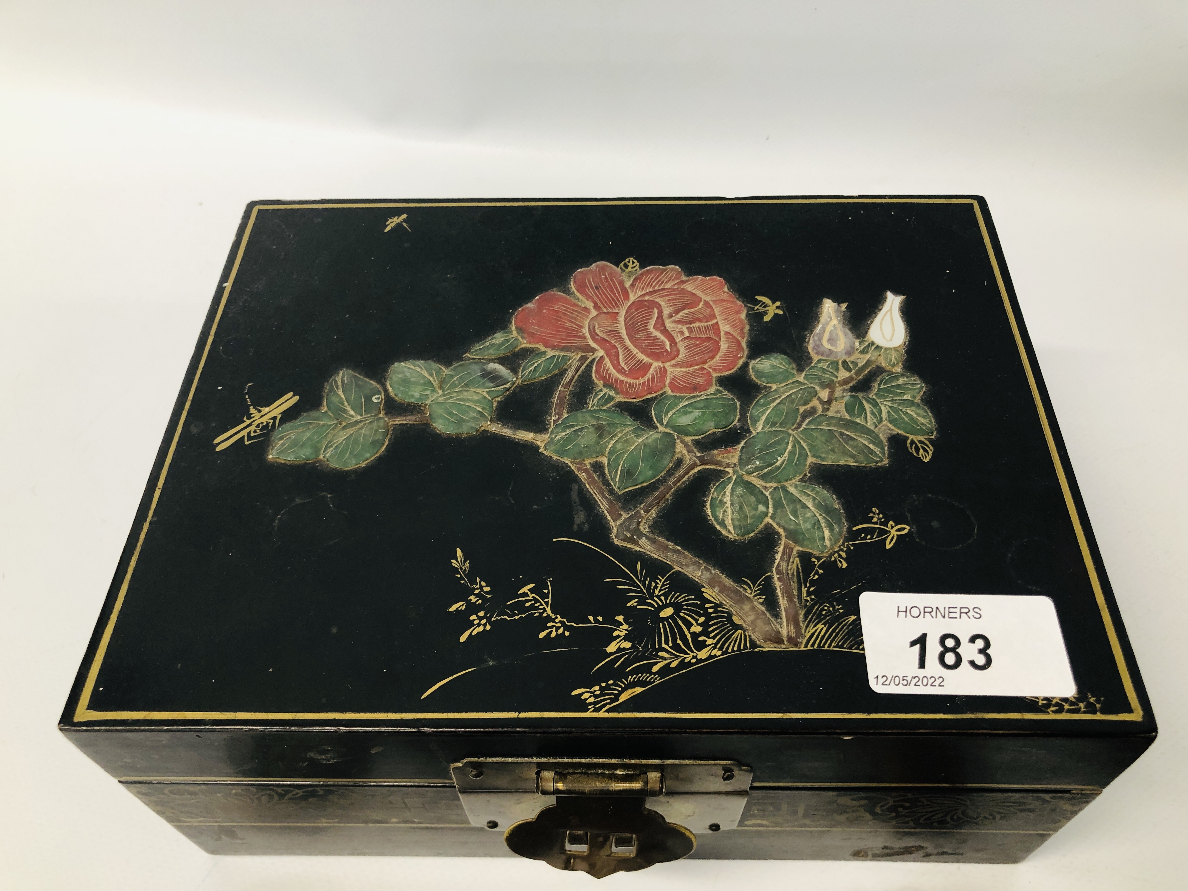 VINTAGE ORIENTAL BLACK LACQUERED JEWELLERY BOX AND CONTENTS TO INCLUDE VINTAGE JEWELLERY, BROOCHES, - Image 15 of 19