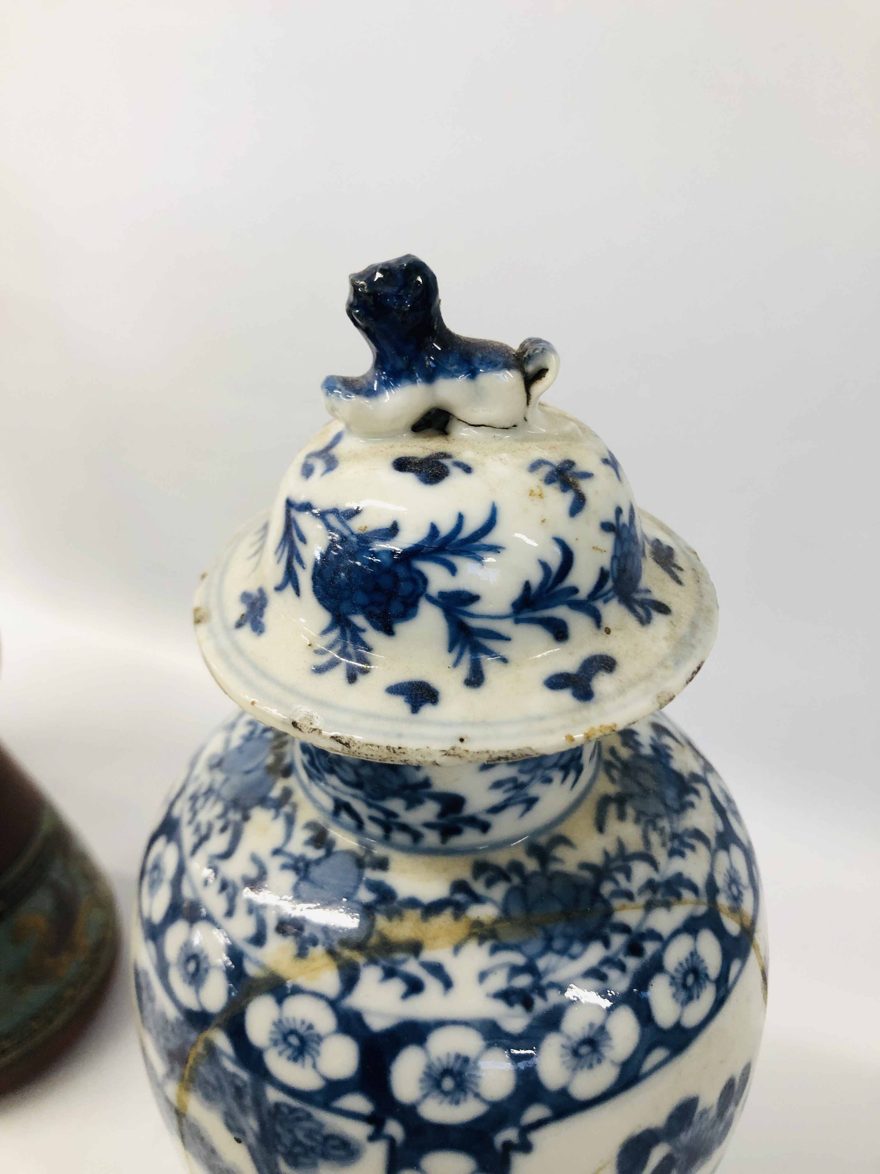 COLLECTION OF ORIENTAL CHINA TO INCLUDE A BLUE AND WHITE BALUSTER SHAPED VASE AND COVER (A/F), - Image 26 of 43