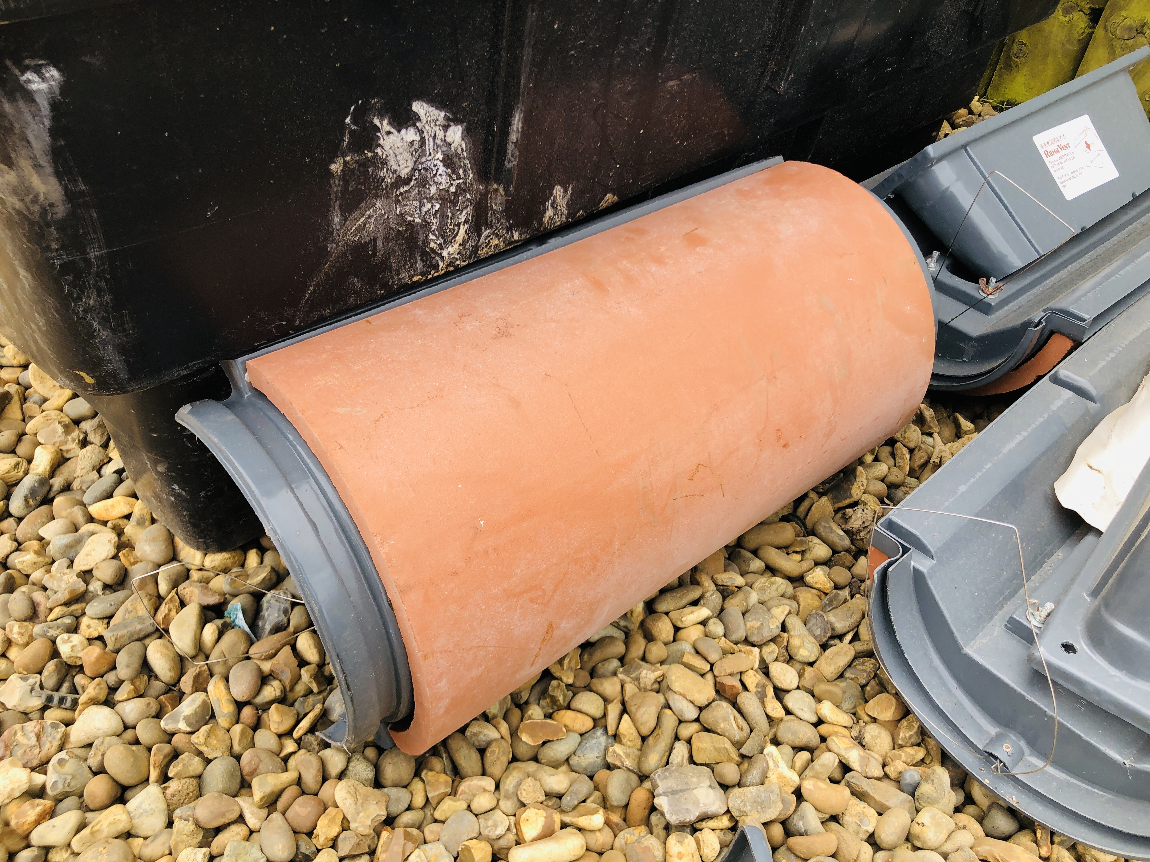 PLASTIC TANK CONTAINING ASSORTED SOIL PIPE FITTINGS, INSPECTION COVERS, COUPLINGS, ETC. - Image 3 of 6