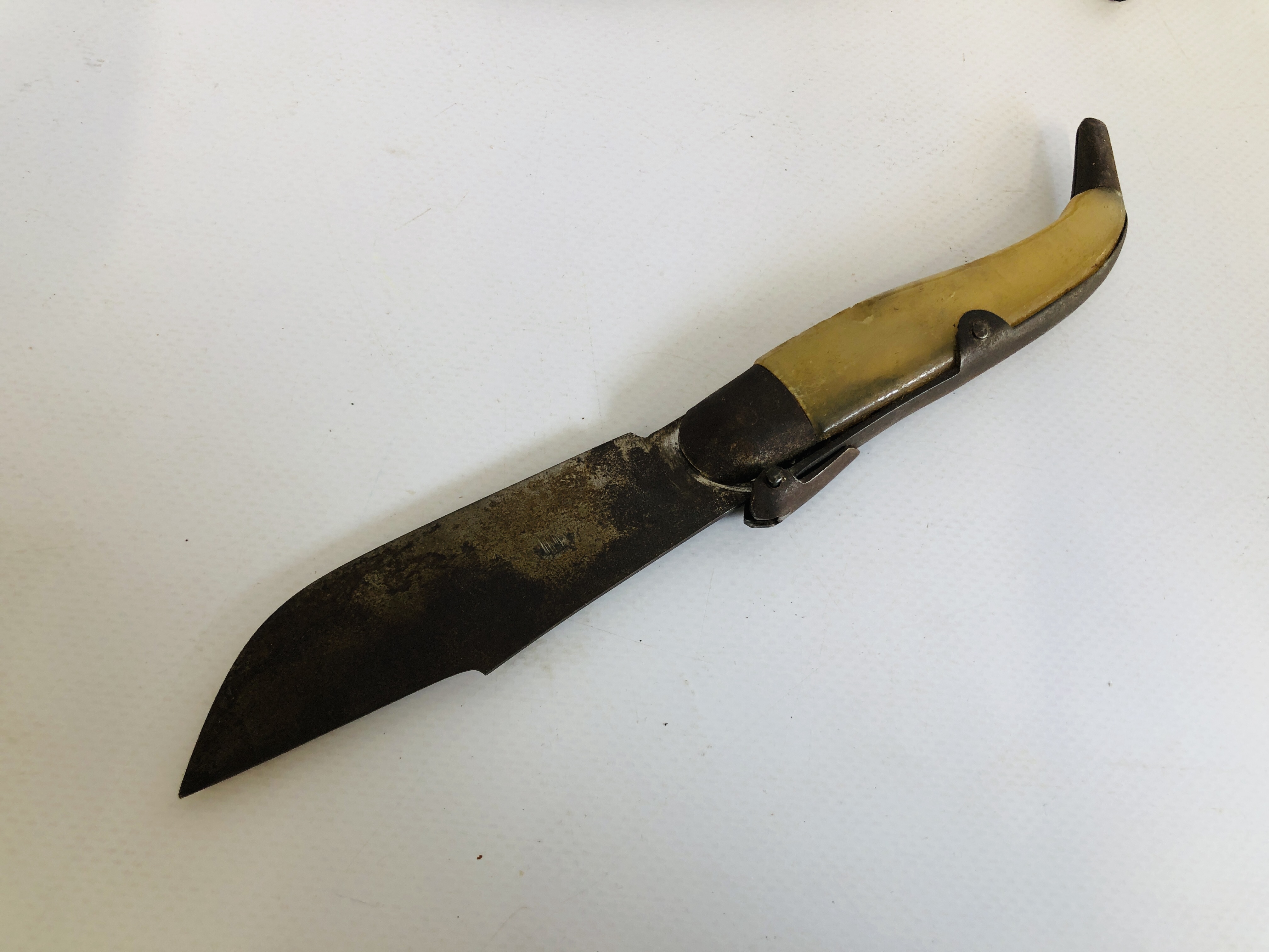 COLLECTION OF ASSORTED POCKET KNIVES TO INCLUDE MANY VINTAGE HORN HANDLED, ETC. - Image 10 of 10