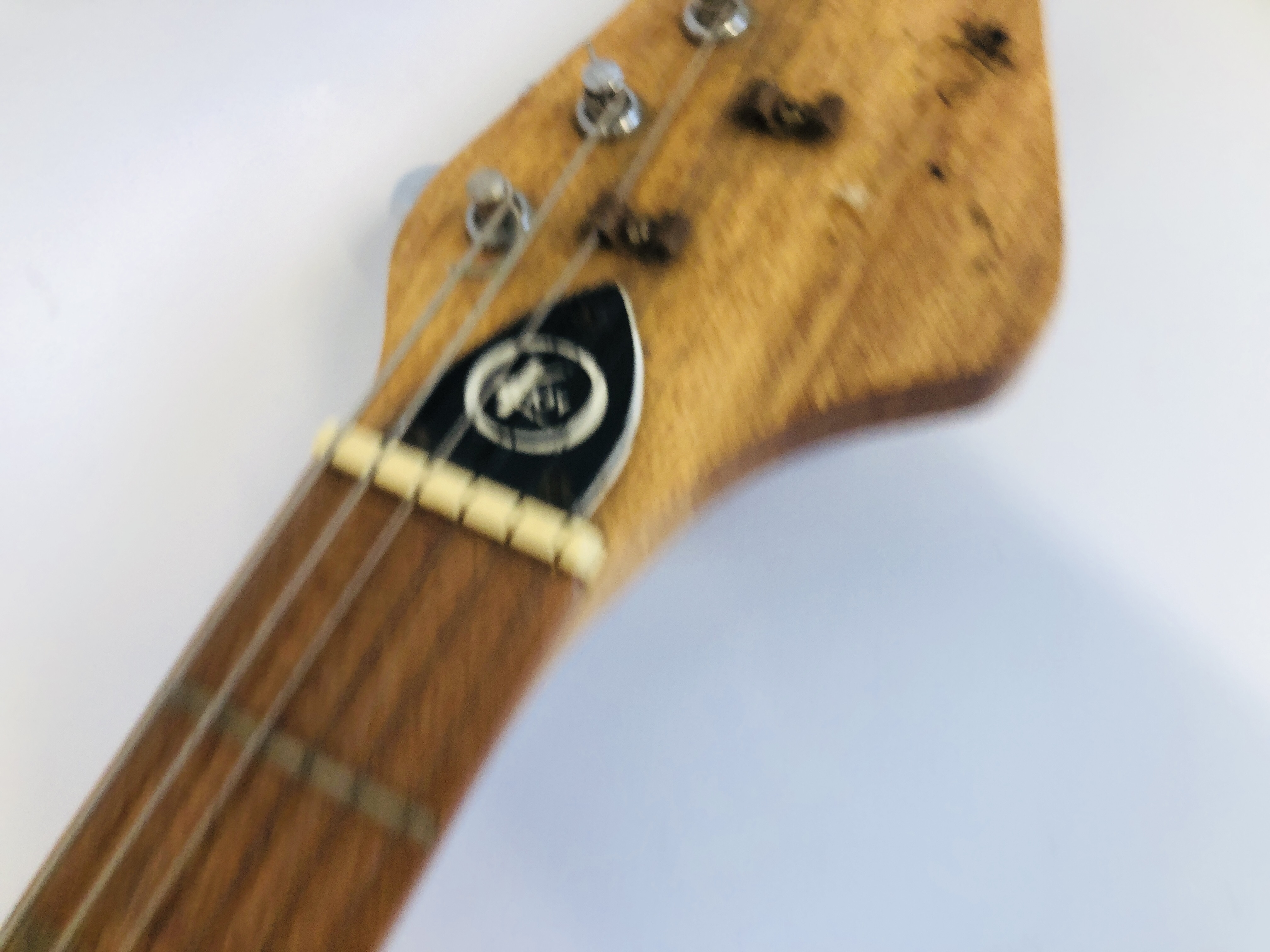 A KAY ELECTRIC GUITAR IN WOOD LAMINATE FINISH ALONG WITH TRAVEL CASE (A/F) - Image 6 of 12