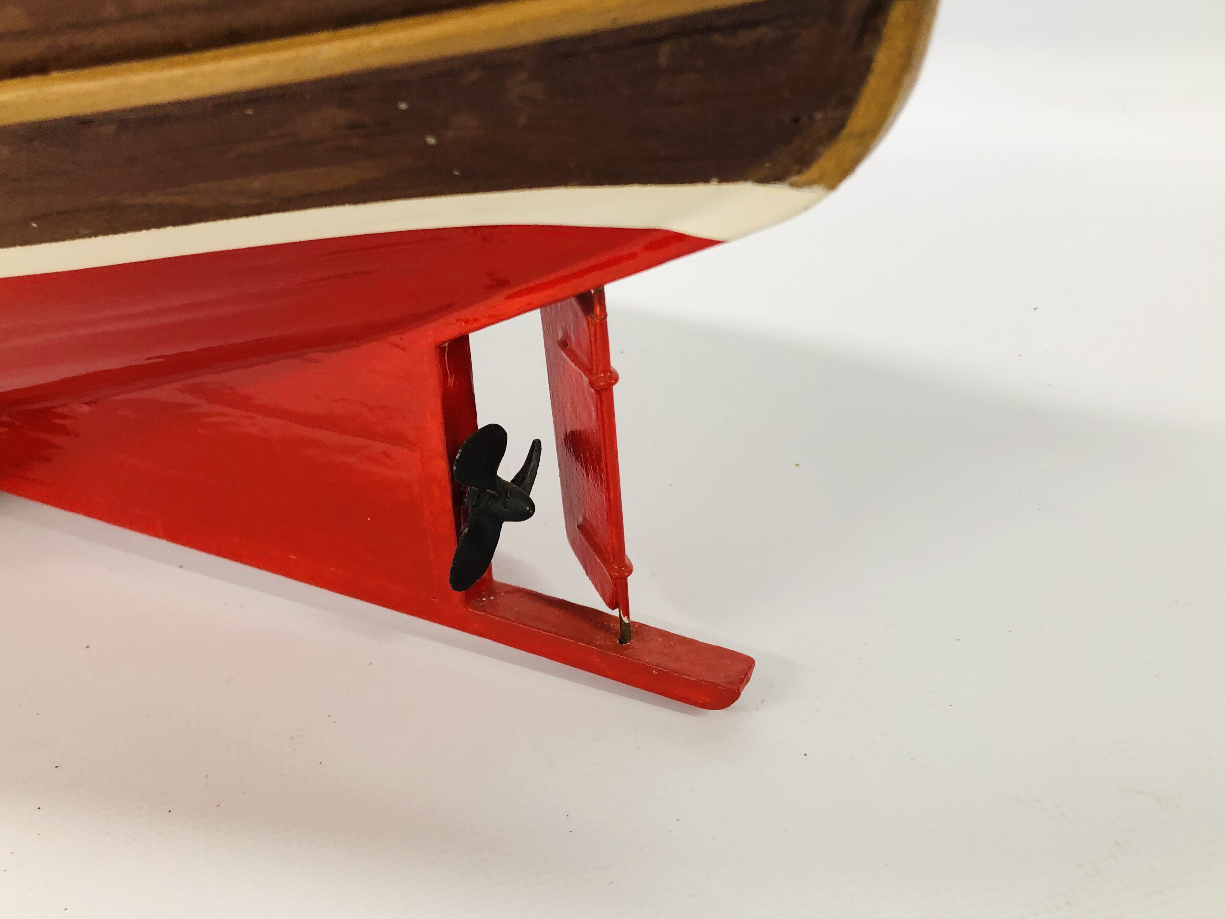 A VINTAGE HAND BUILT WOODEN MODEL OF A FISHING TRAWLER "EILEEN" NO. 96 LENGTH 85CM. HEIGHT 66CM. - Image 5 of 11