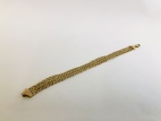 A 9CT GOLD BRACELET HAVING A TRIPLE ROW OF FLAT LINKS.