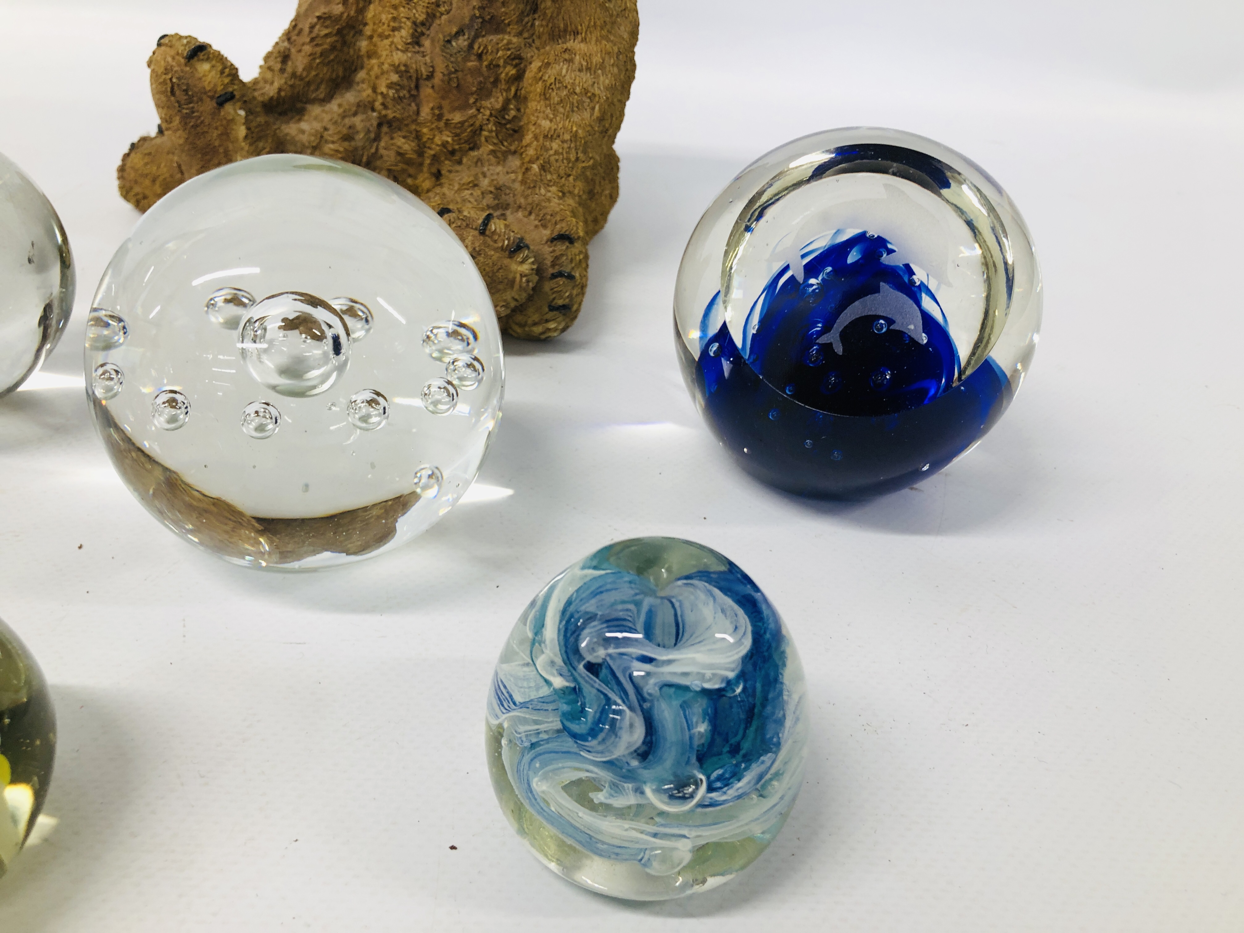 7 X ASSORTED ART GLASS PAPERWEIGHTS + PAST TIMES BEAR. - Image 4 of 5
