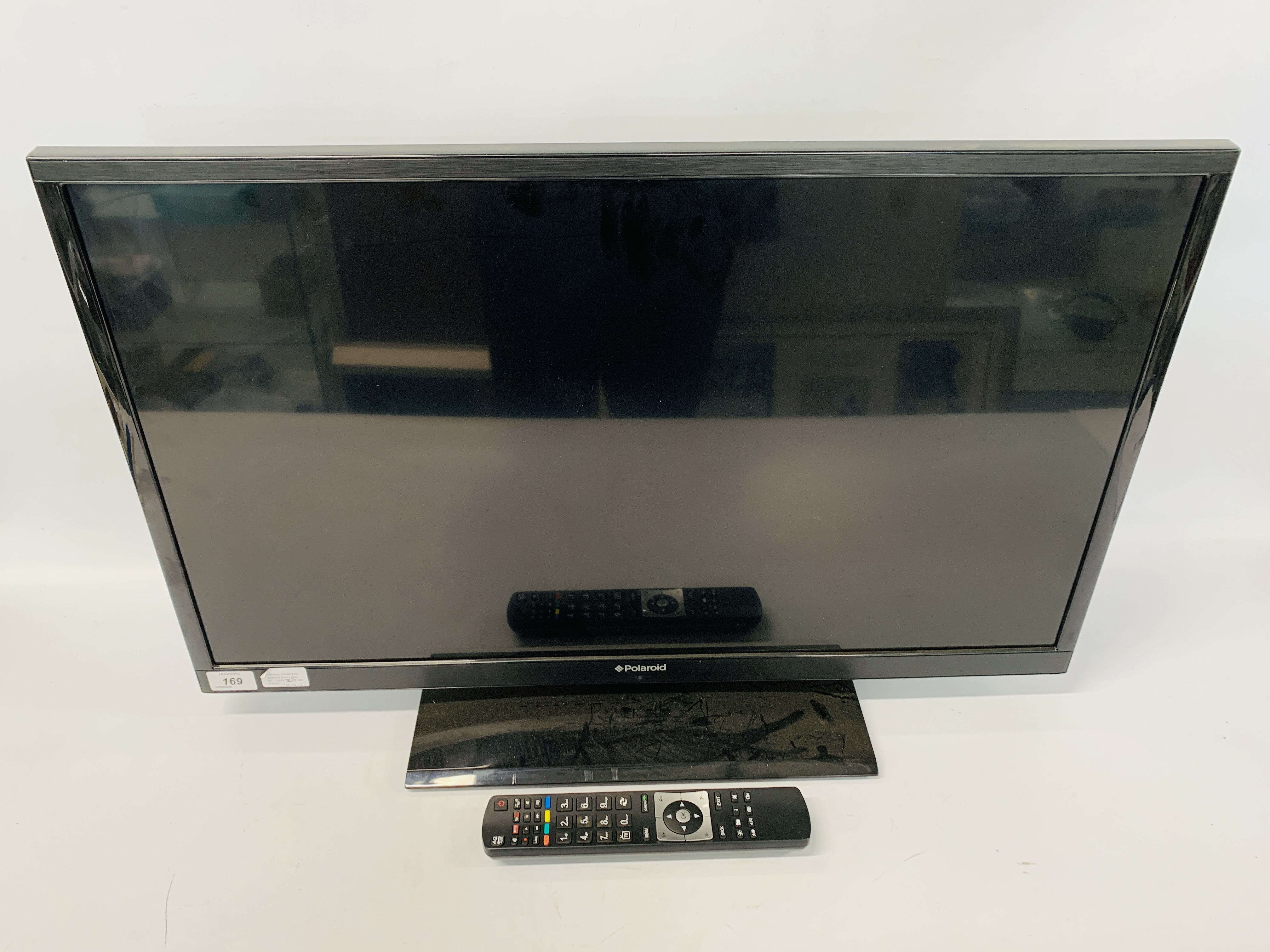 A POLAROID 32 INCH FLAT SCREEN TV MODEL P32LED13 - SOLD AS SEEN.