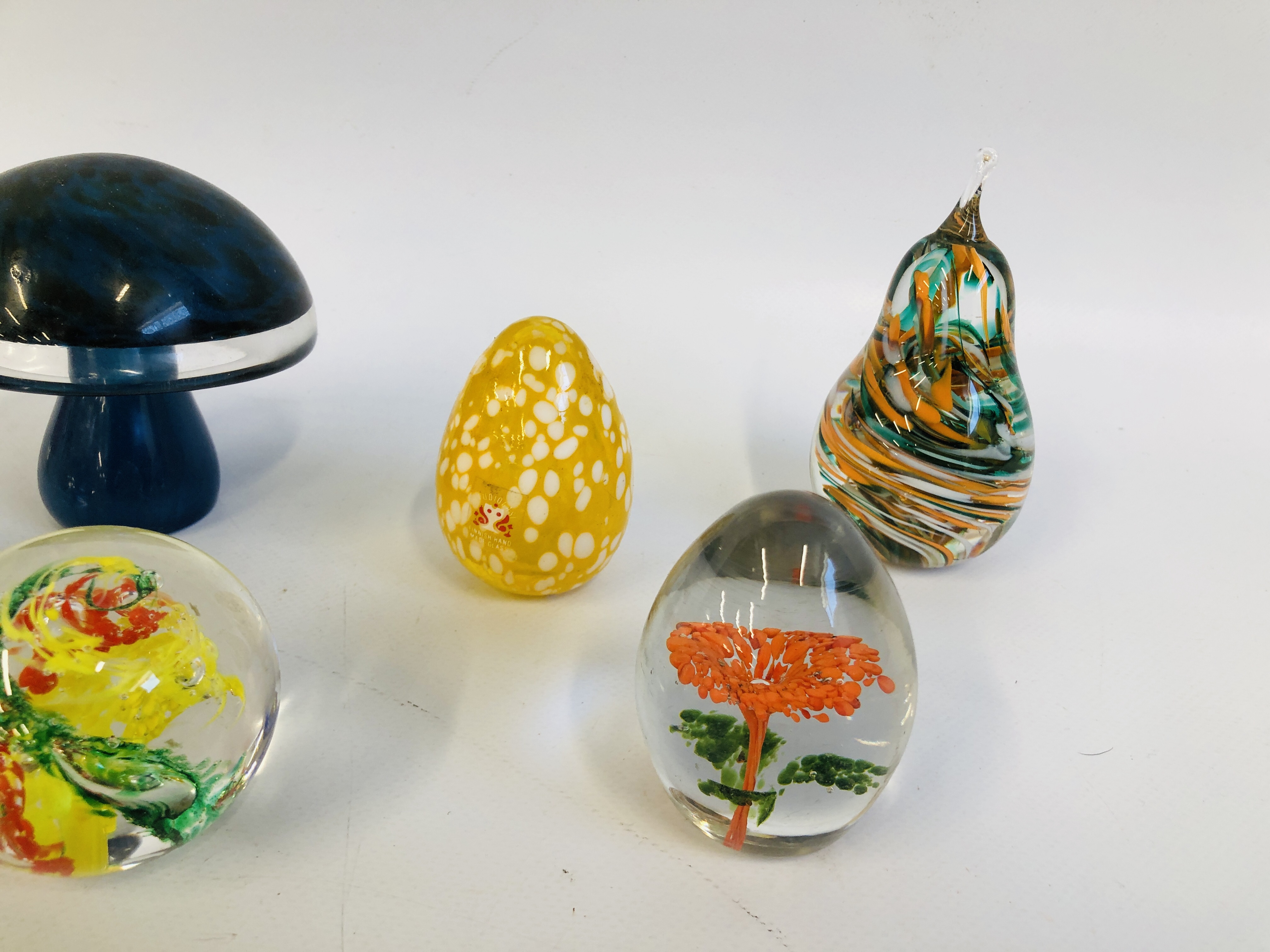COLLECTION OF 8 ART GLASS PAPERWEIGHTS TO INCLUDE WEDGWOOD MUSHROOM, KERRY GLASS, ETC. - Image 4 of 4