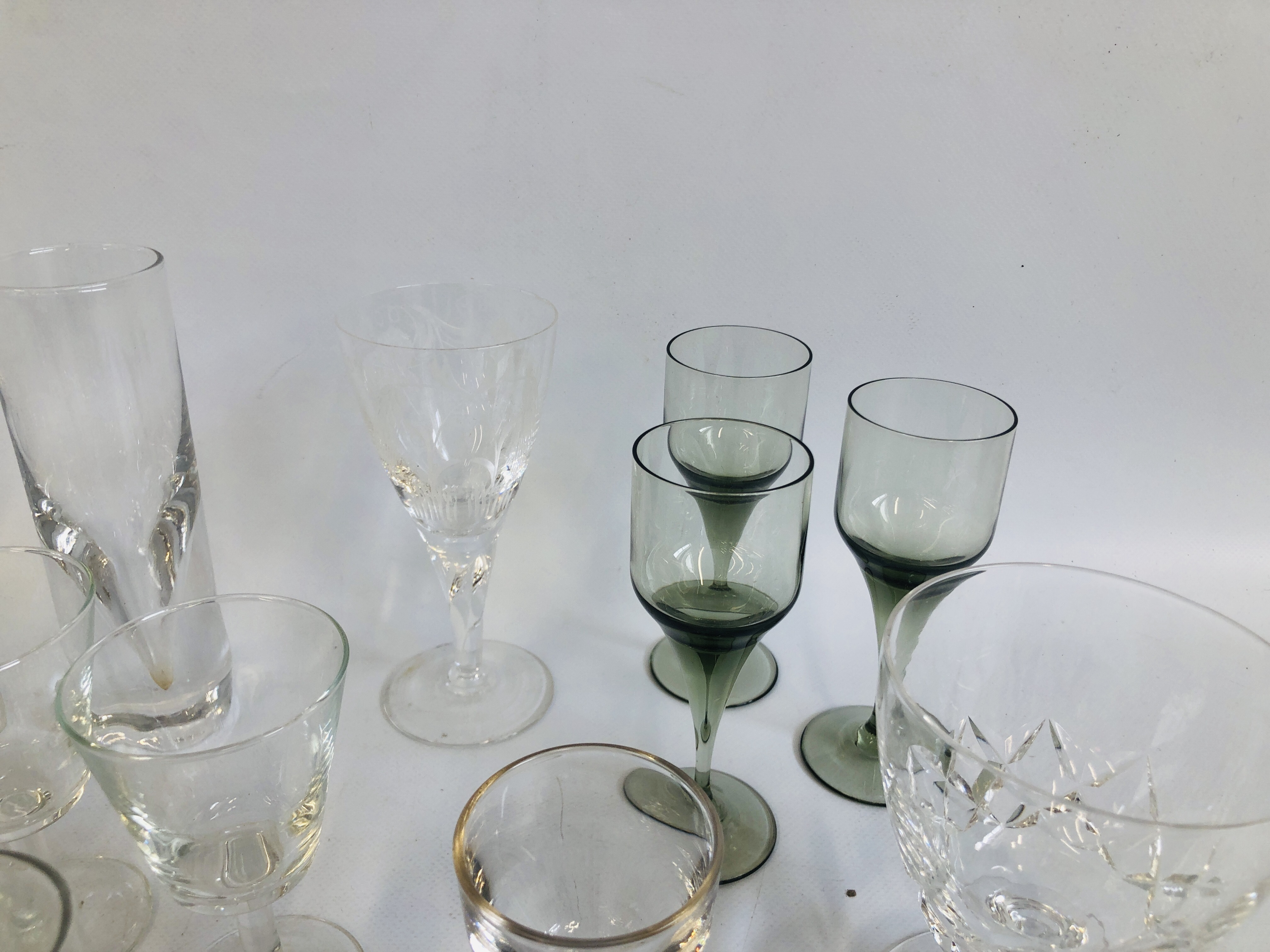 SELECTION OF GLASSWARE TO INCLUDE VINTAGE DRINKING GLASSES ETC ALONG WITH SELECTION OF AYNSLEY, - Image 4 of 32