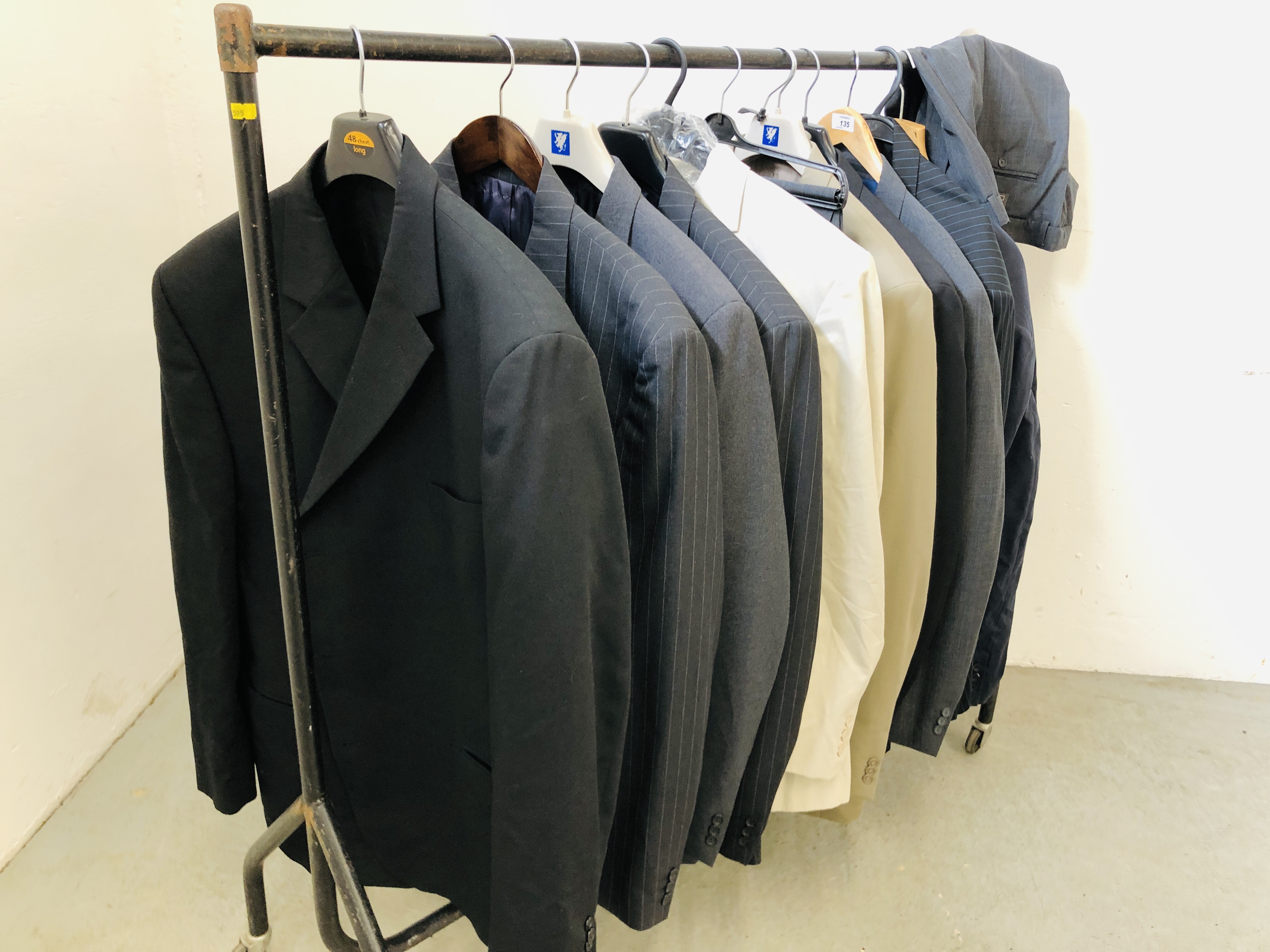 10 X ASSORTED MENS SUITS TO INCLUDE "GEORGE" AND "HENLEY AND KNIGHT", ETC.