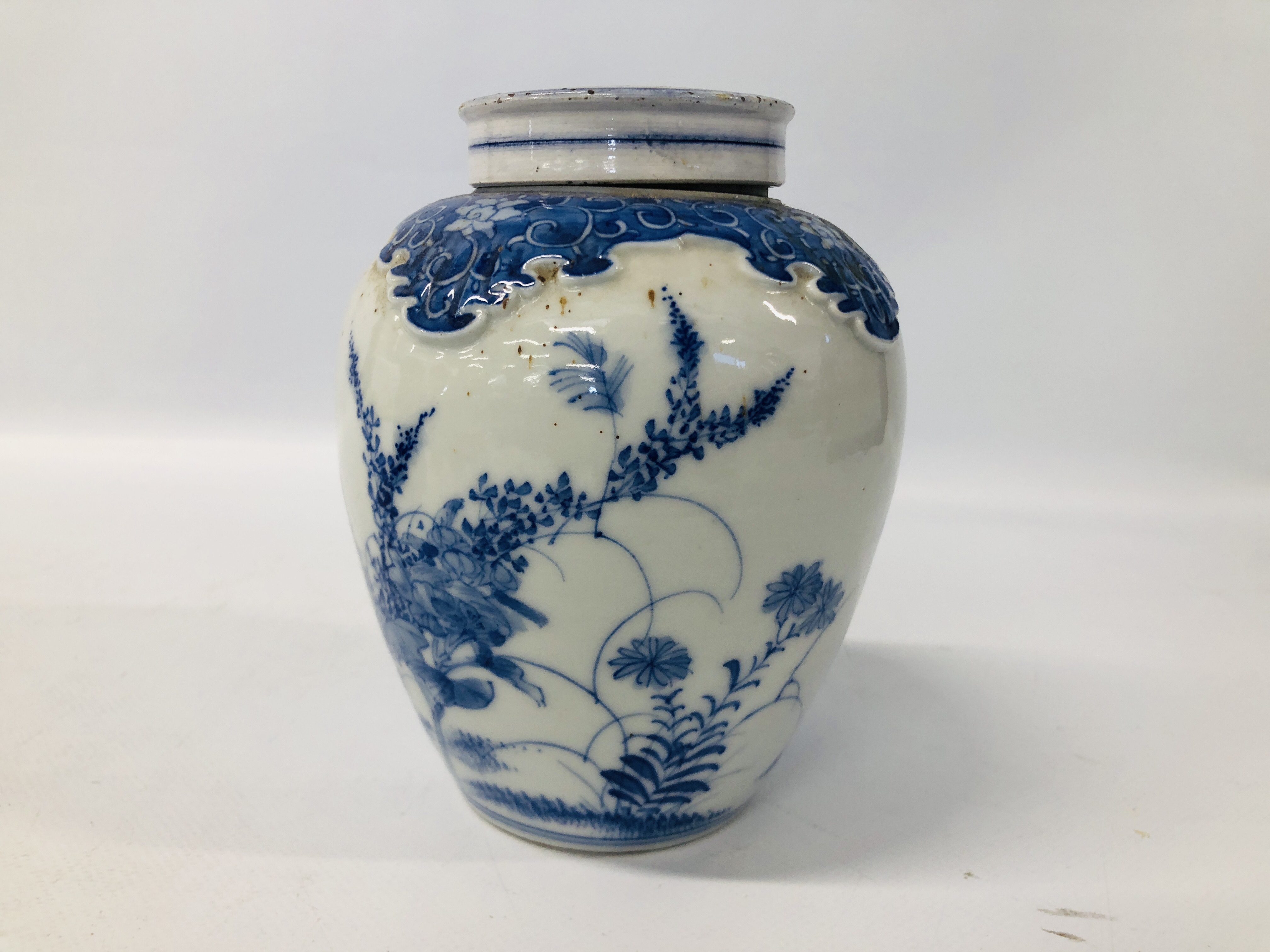 COLLECTION OF ORIENTAL CHINA TO INCLUDE A BLUE AND WHITE BALUSTER SHAPED VASE AND COVER (A/F), - Image 39 of 43