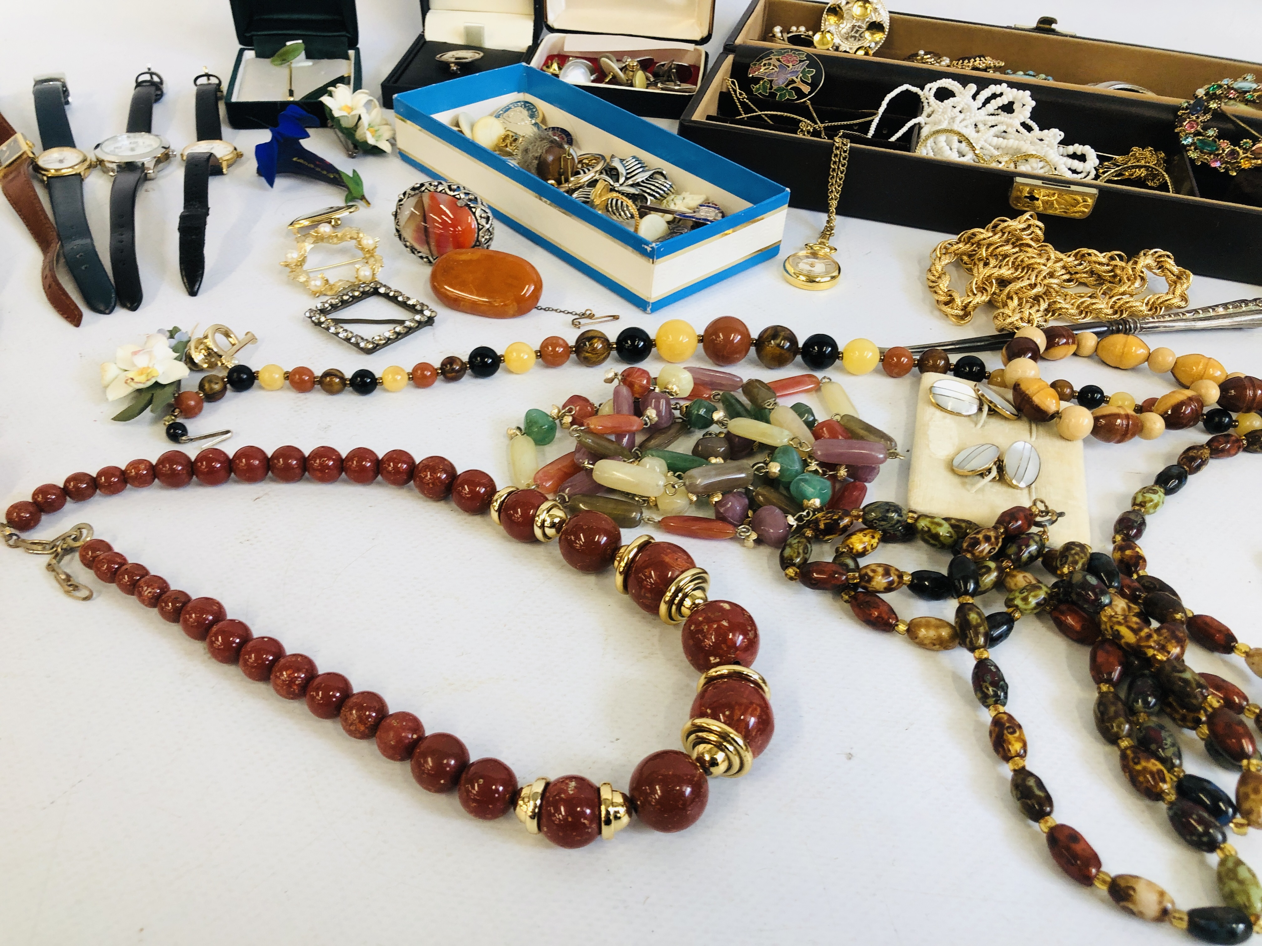 BOX OF ASSORTED VINTAGE AND COSTUME JEWELLERY TO INCLUDE HARDSTONE BEADED NECKLACES, - Image 8 of 14