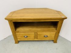A MODERN OAK TWO DRAWER ENTERTAINMENTS STAND