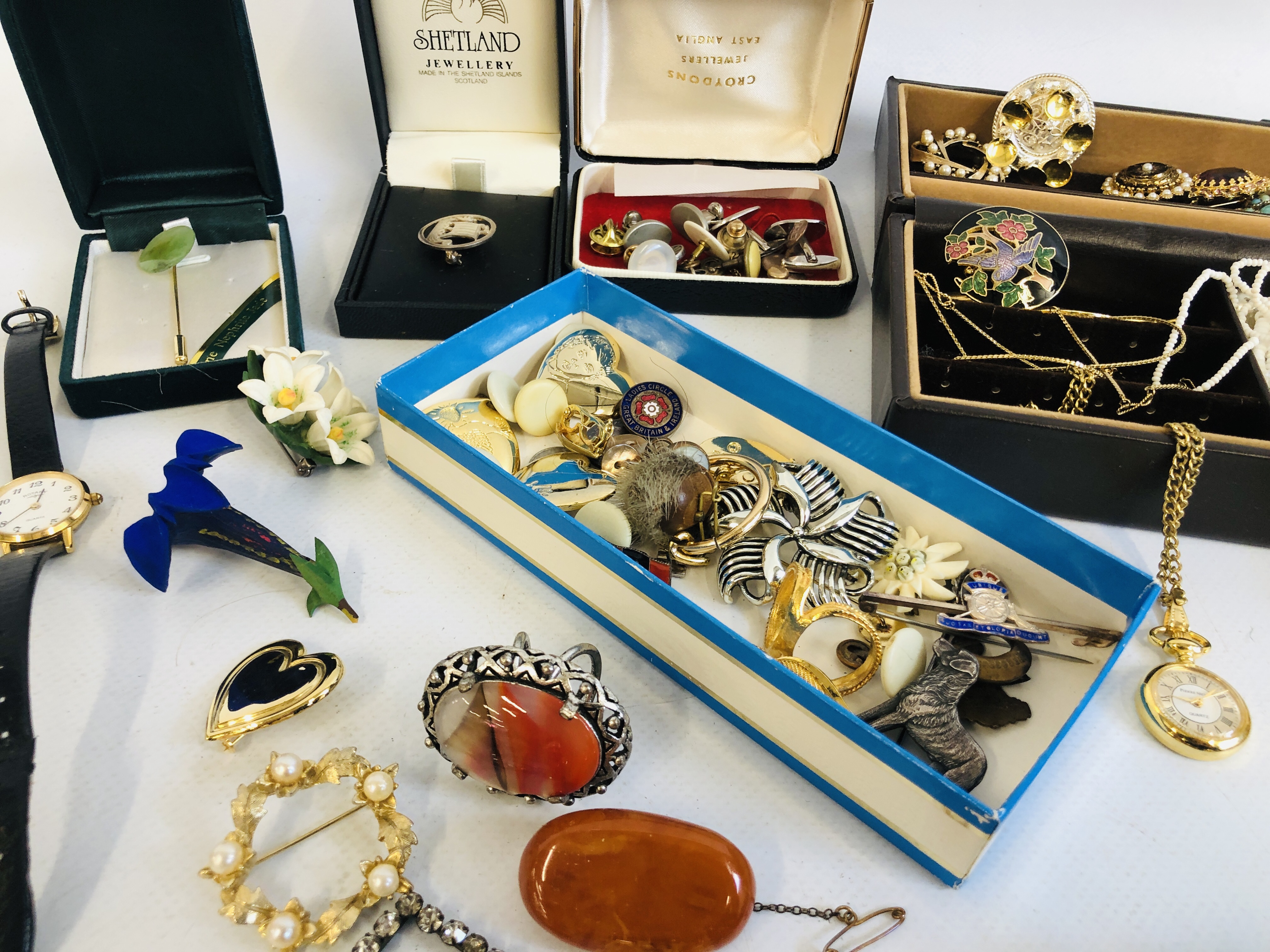 BOX OF ASSORTED VINTAGE AND COSTUME JEWELLERY TO INCLUDE HARDSTONE BEADED NECKLACES, - Image 6 of 14