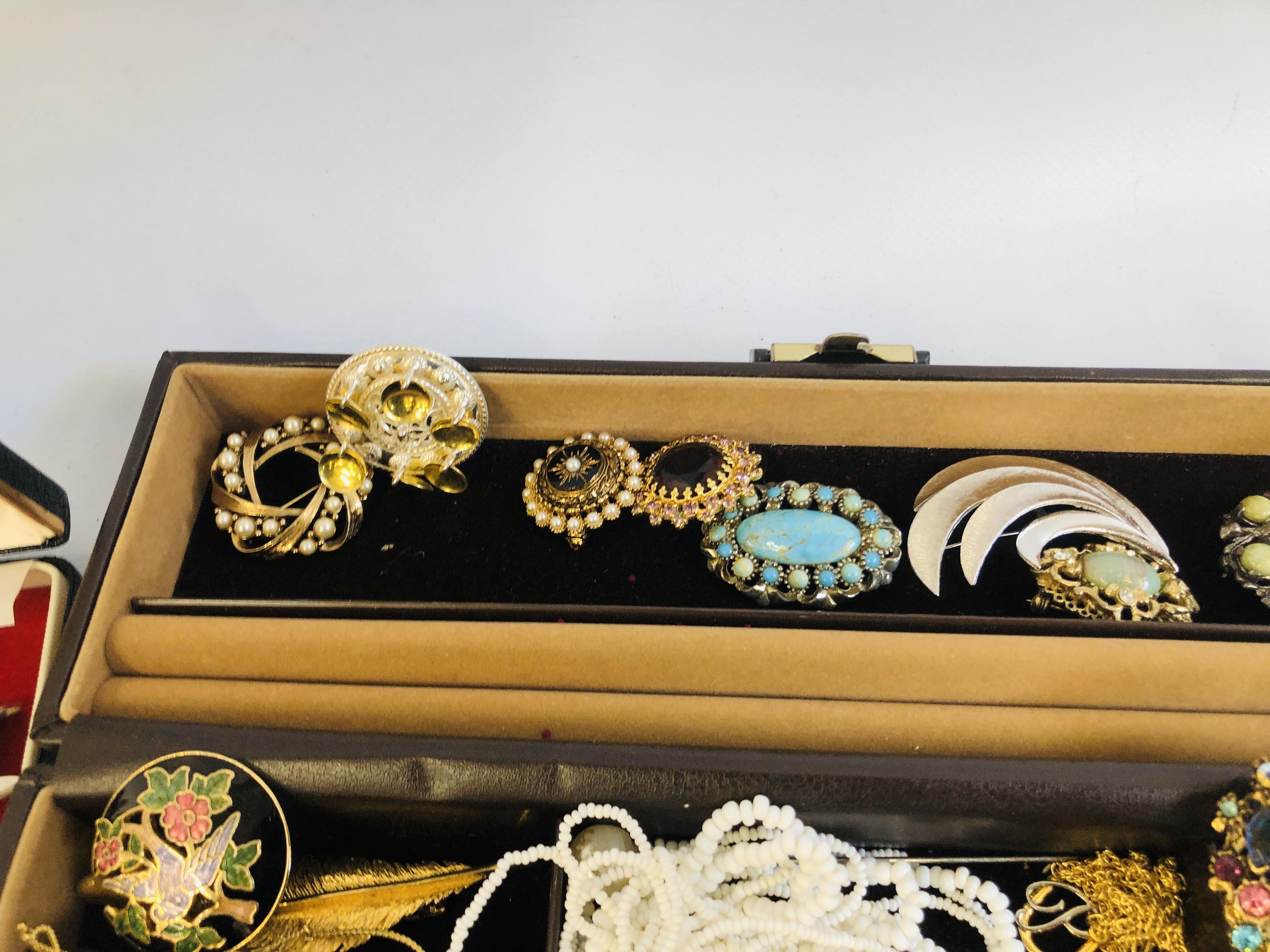 BOX OF ASSORTED VINTAGE AND COSTUME JEWELLERY TO INCLUDE HARDSTONE BEADED NECKLACES, - Image 12 of 14