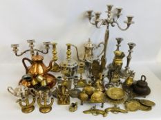 A COLLECTION OF ASSORTED BRASS, COPPER, STAINLESS STEEL AND PLATED WARE TO INCLUDE CANDLE STICKS,