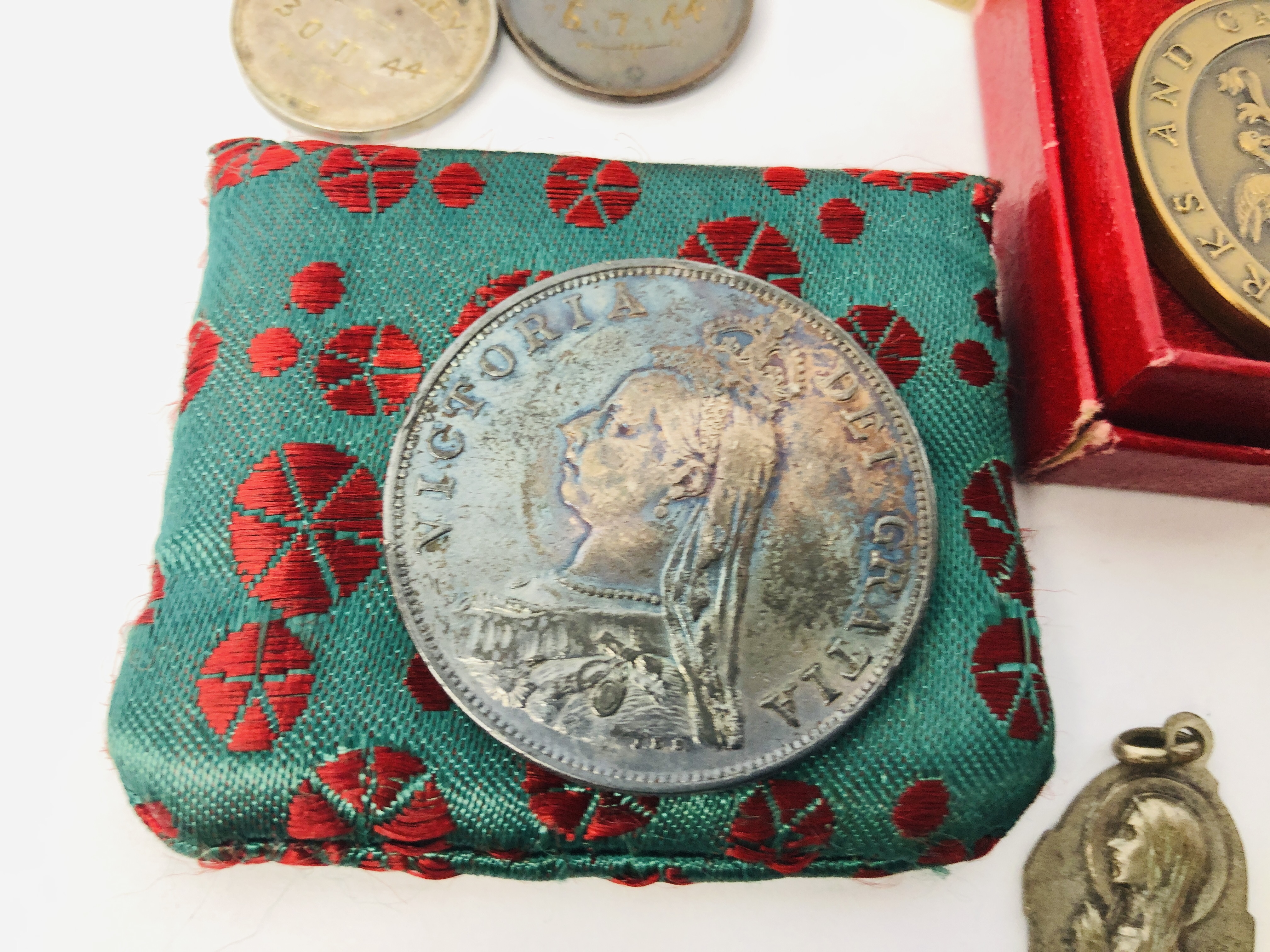 COLLECTION OF COINS AND MEDALS TO INCLUDE A SILVER 1887 DOUBLE FLORIN ETC. - Image 8 of 12