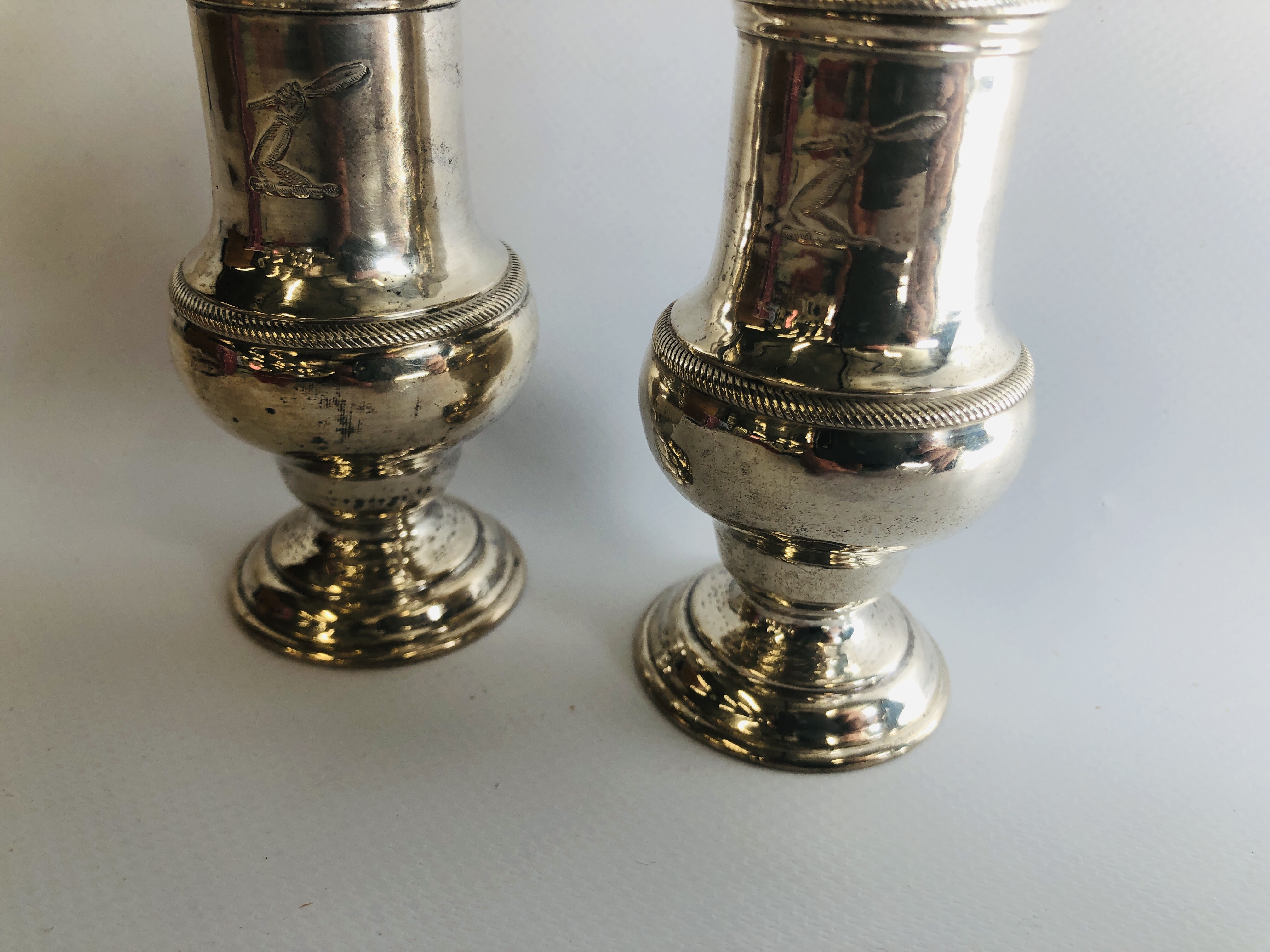 A PAIR OF GOOD QUALITY SILVER SIFTERS HEIGHT 13.5CM. - Image 4 of 11