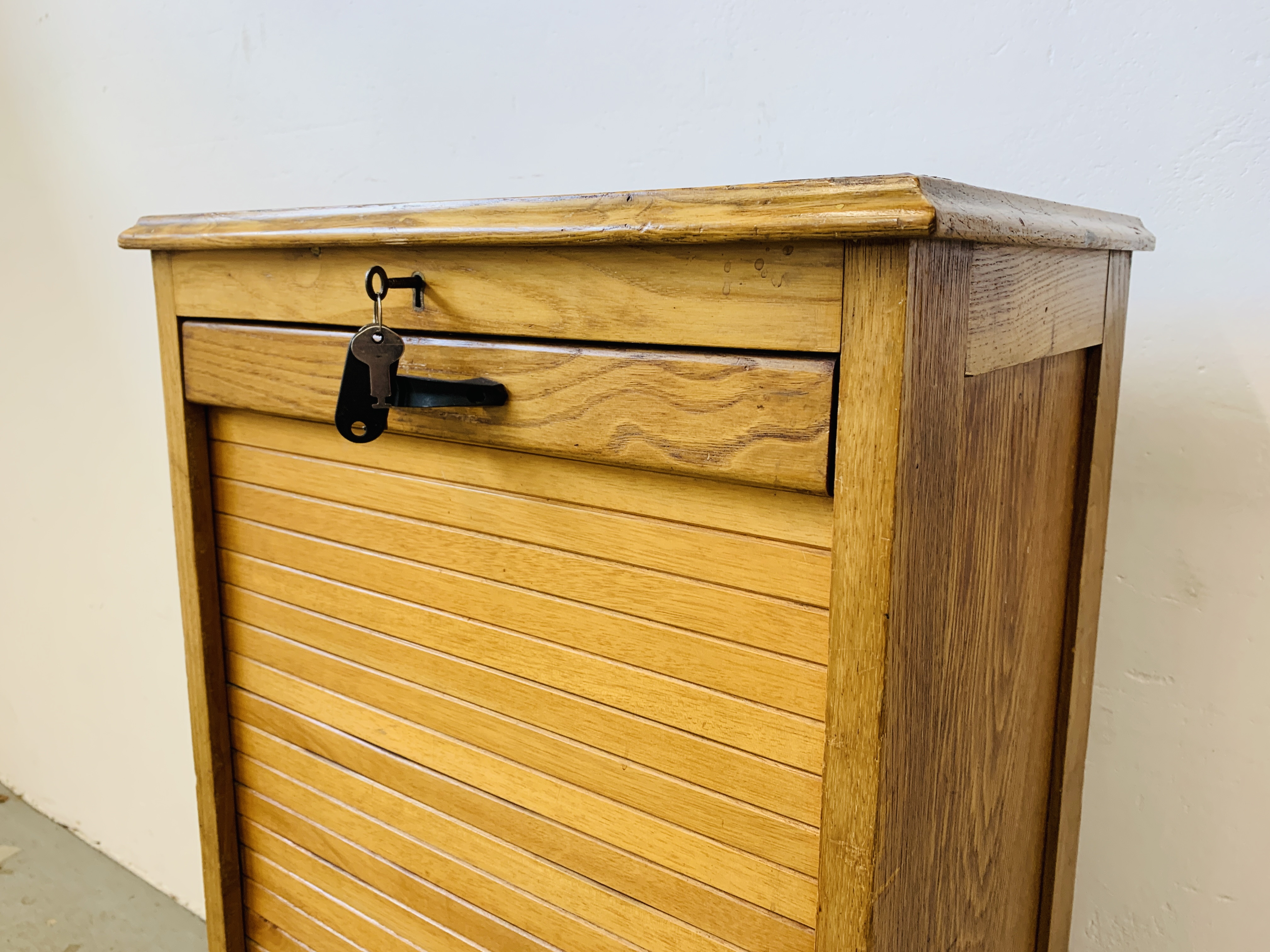 A VINTAGE HARDWOOD TAMBOUR FRONT MULTI DRAWER FILING CABINET W 48CM, D 36CM, H 111CM. - Image 3 of 13