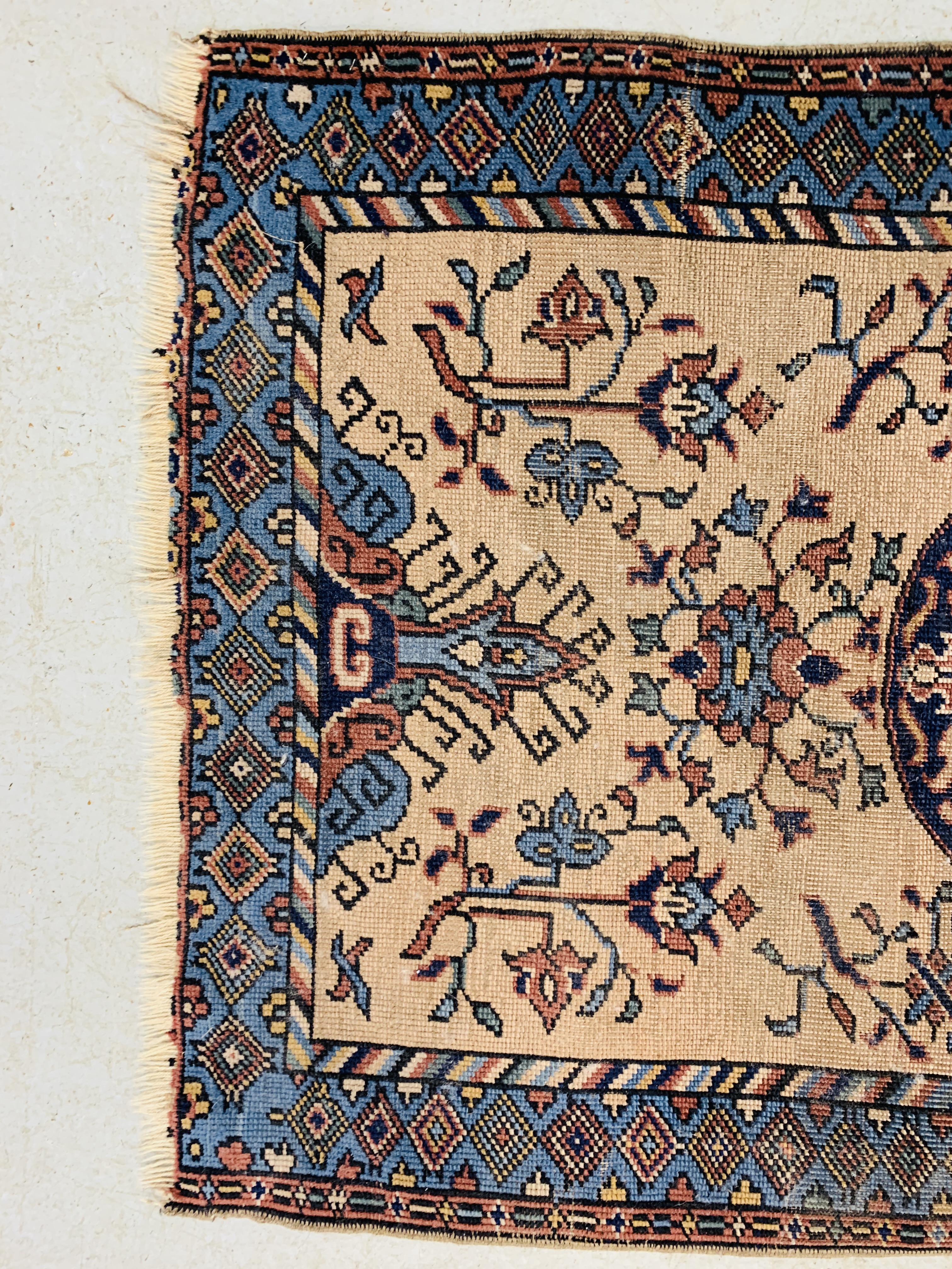 AN EASTERN RUG THE CENTRAL CIRCULAR MEDALLION ON AN IVORY FIELD BLUE / PINK DECORATION 147CM X 90CM. - Image 4 of 5