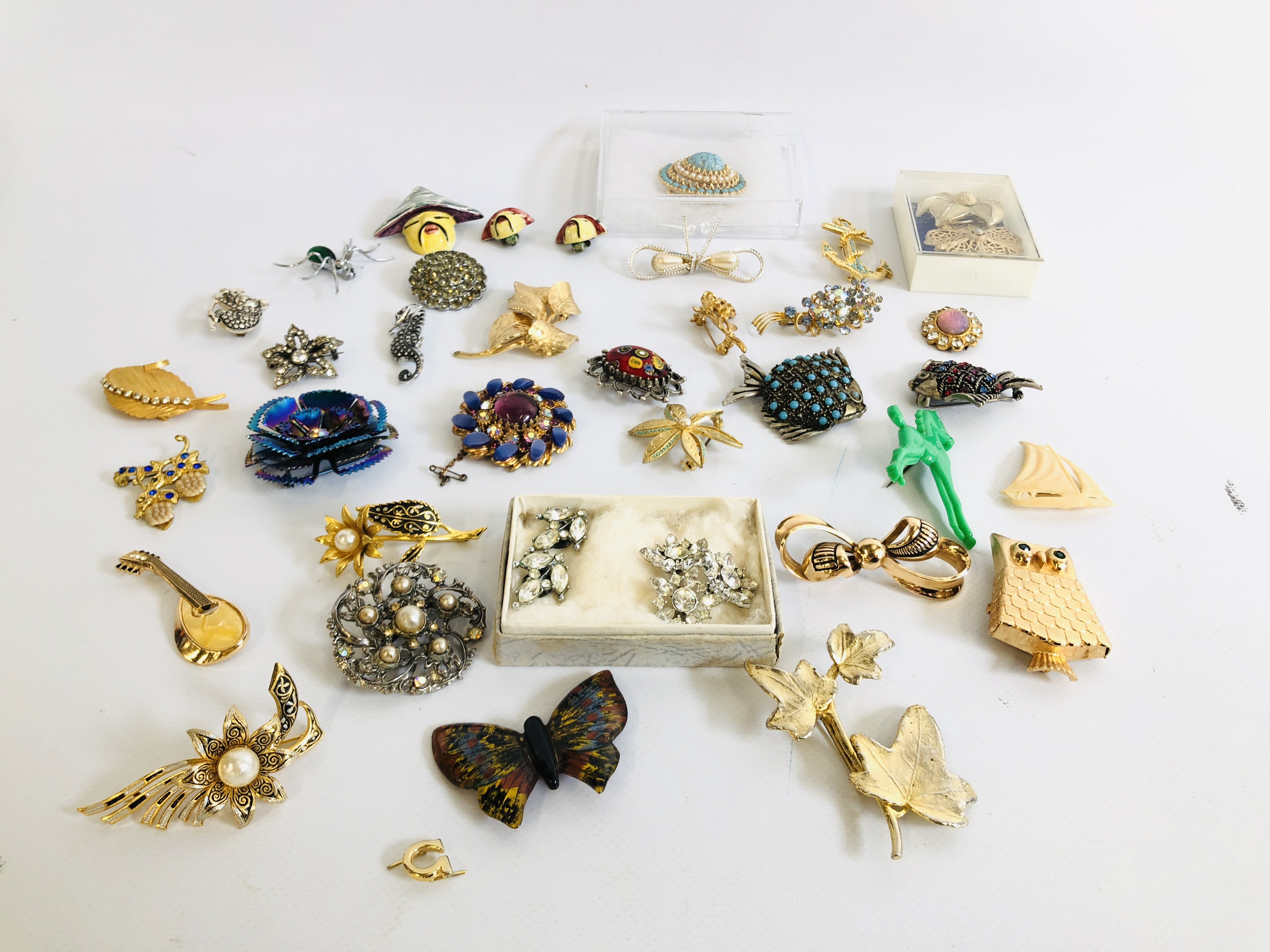 COLLECTION OF ASSORTED VINTAGE BROOCHES TO INCLUDE MANY STONE SET EXAMPLES ETC.