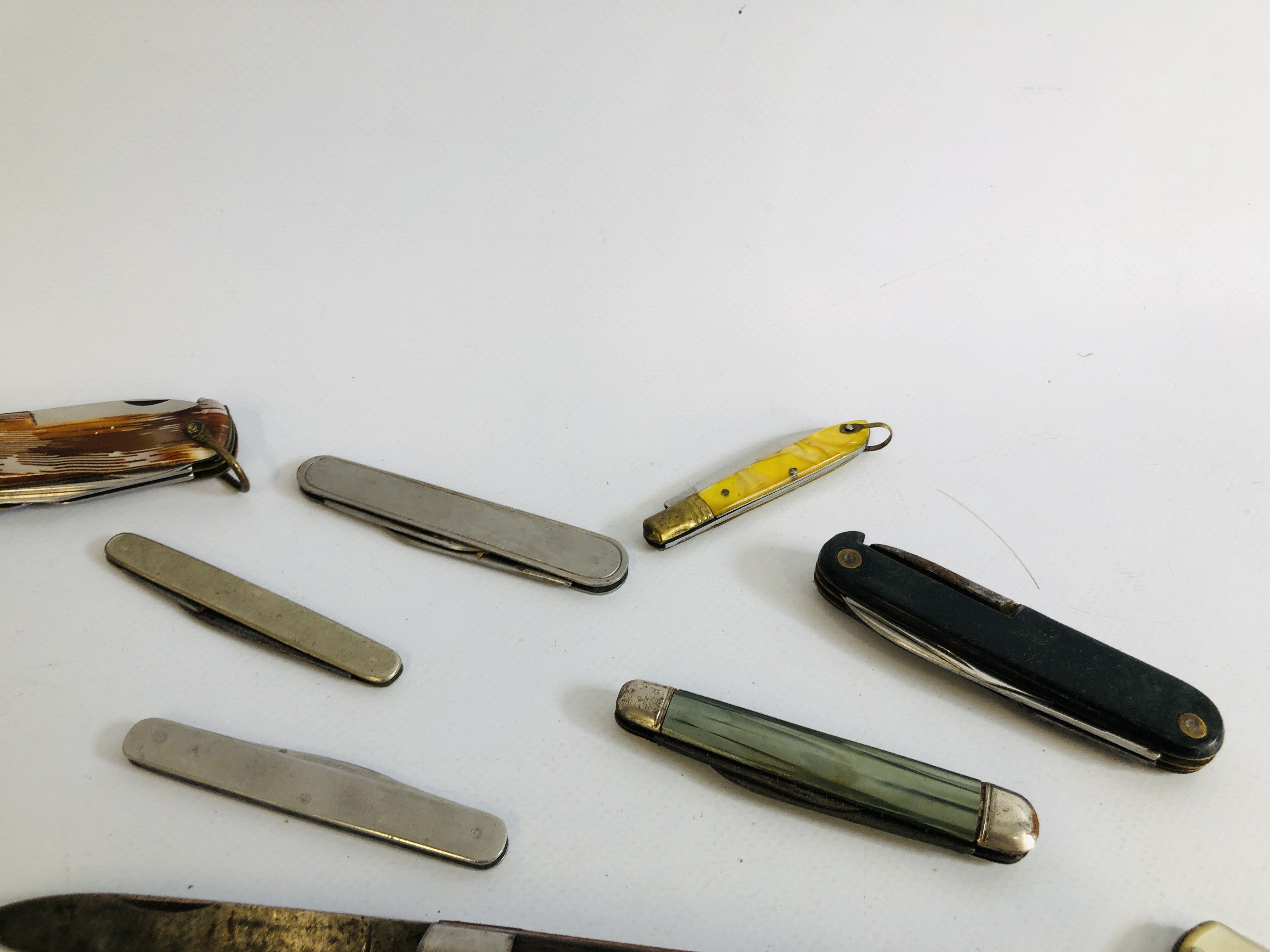 COLLECTION OF ASSORTED POCKET KNIVES TO INCLUDE MANY VINTAGE HORN HANDLED, ETC. - Image 7 of 10