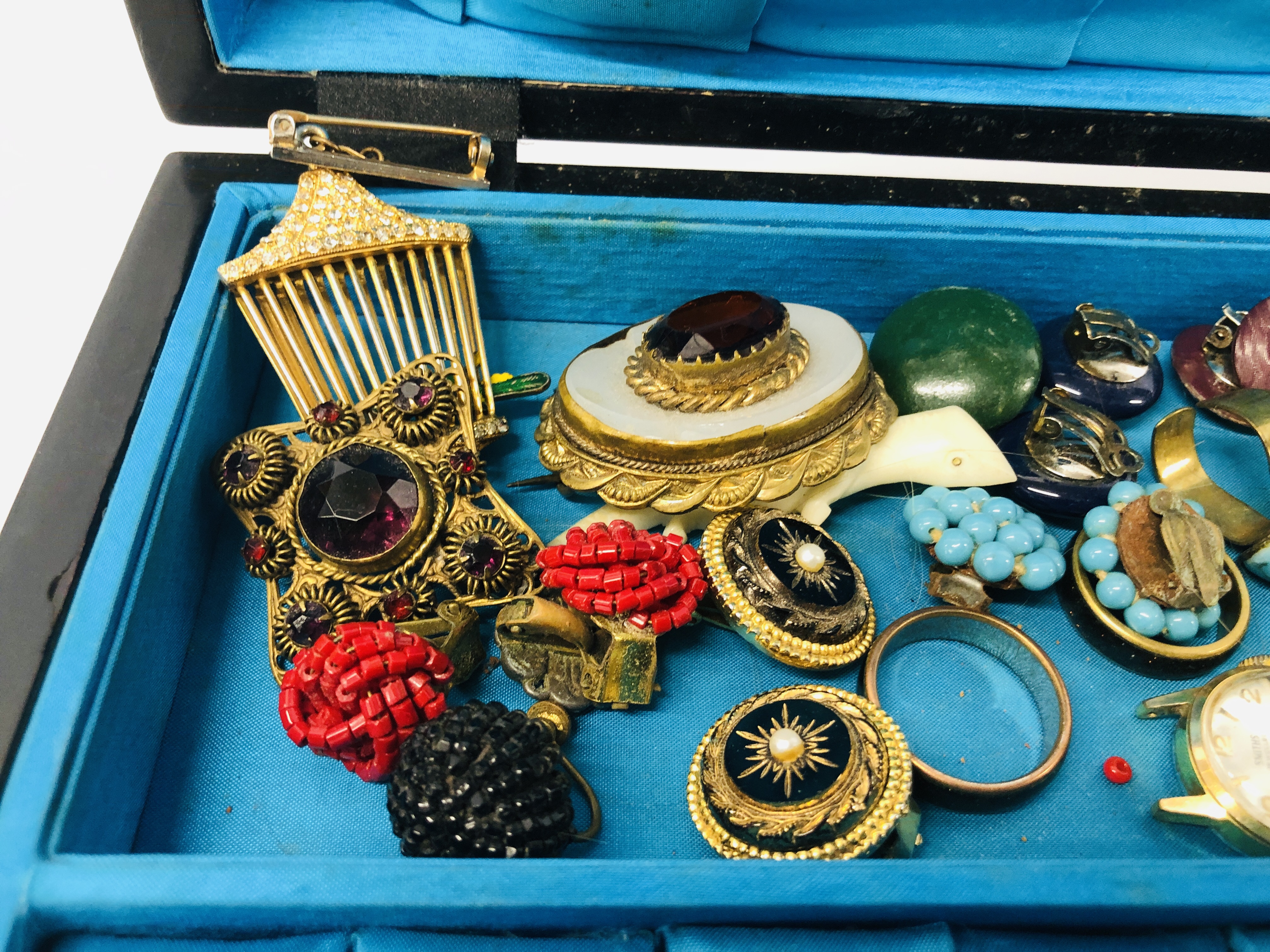 VINTAGE ORIENTAL BLACK LACQUERED JEWELLERY BOX AND CONTENTS TO INCLUDE VINTAGE JEWELLERY, BROOCHES, - Image 17 of 19