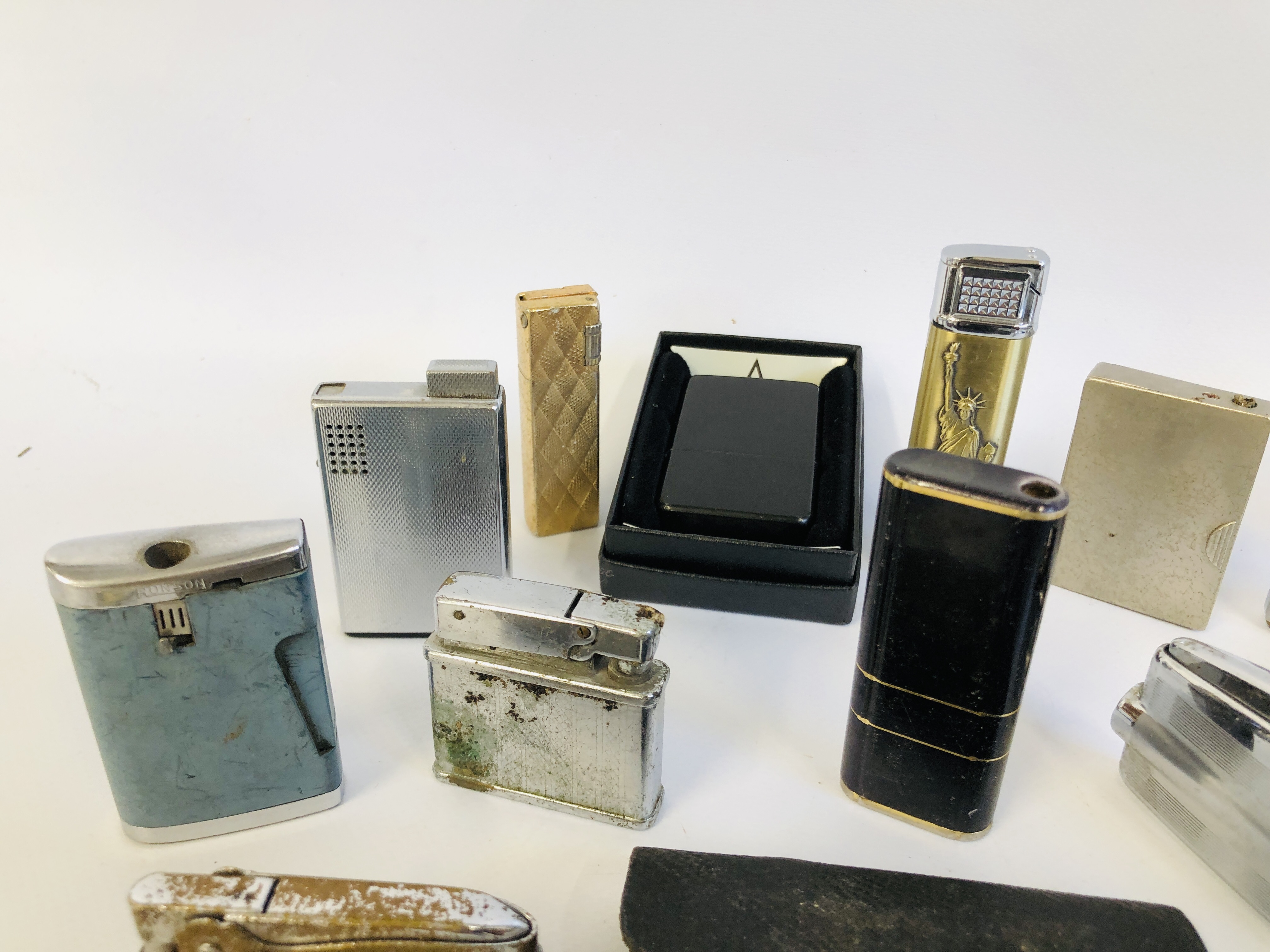 COLLECTION OF ASSORTED LIGHTERS TO INCLUDE MANY VINTAGE RONSON, ETC. - Image 3 of 5