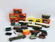 A COLLECTION OF 00 GAUGE HORNBY ROLLING STOCK, CARRIAGES, ETC.