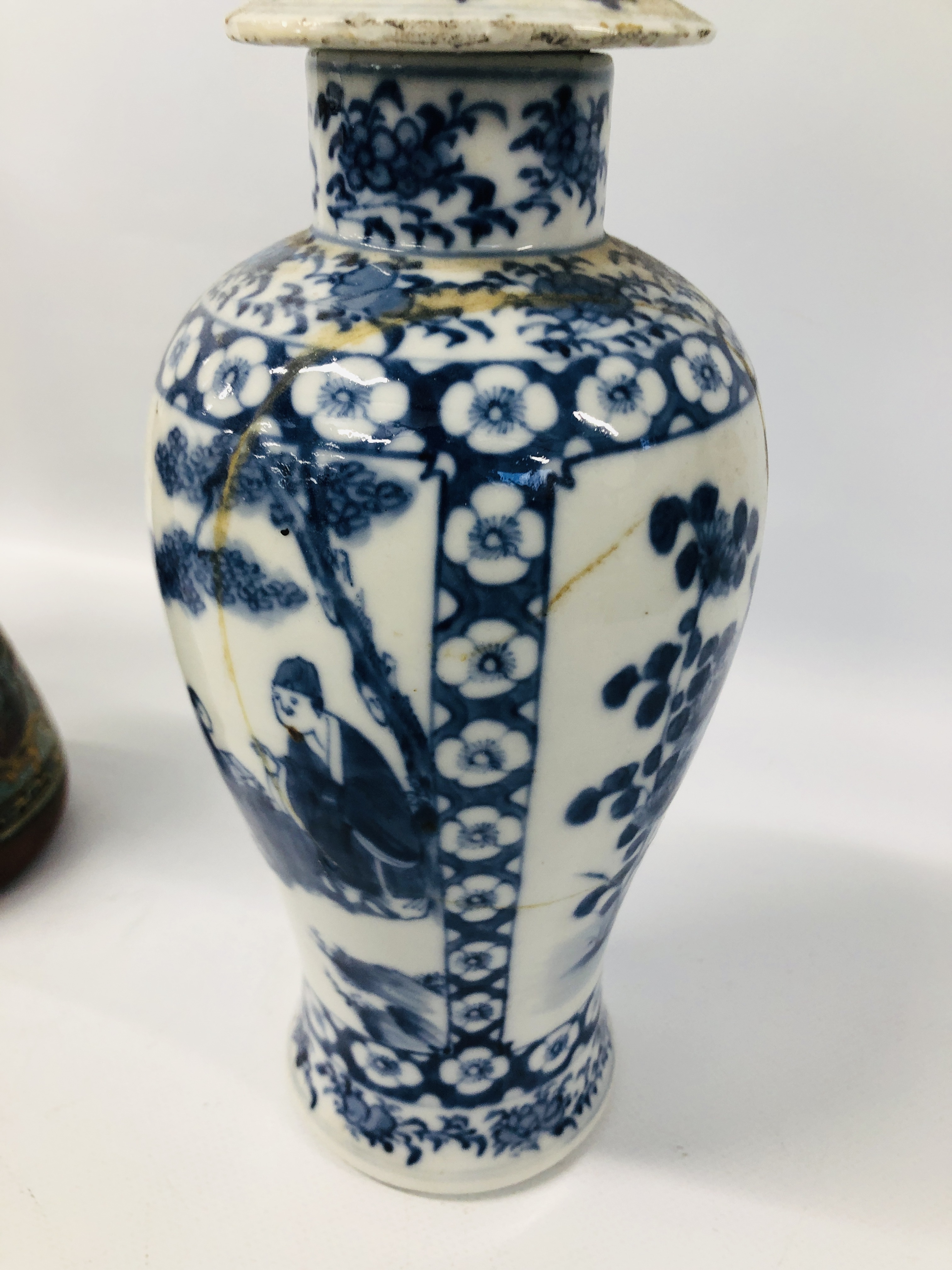 COLLECTION OF ORIENTAL CHINA TO INCLUDE A BLUE AND WHITE BALUSTER SHAPED VASE AND COVER (A/F), - Image 25 of 43