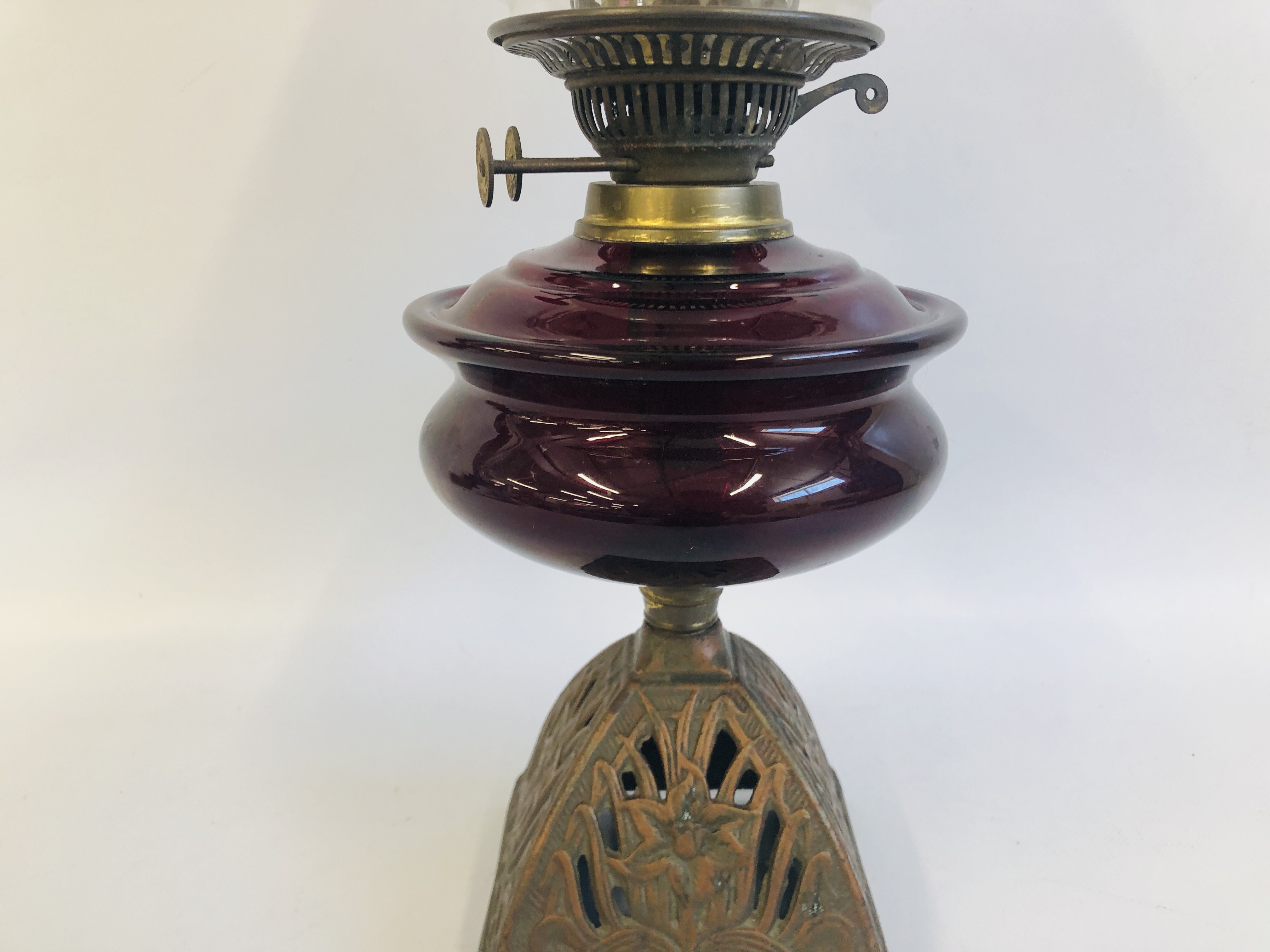 VINTAGE OIL LAMP, DECORATIVE CAST BASE RUBY RED FONT AND ETCHED GLASS SHADE HEIGHT 55CM. - Image 3 of 5