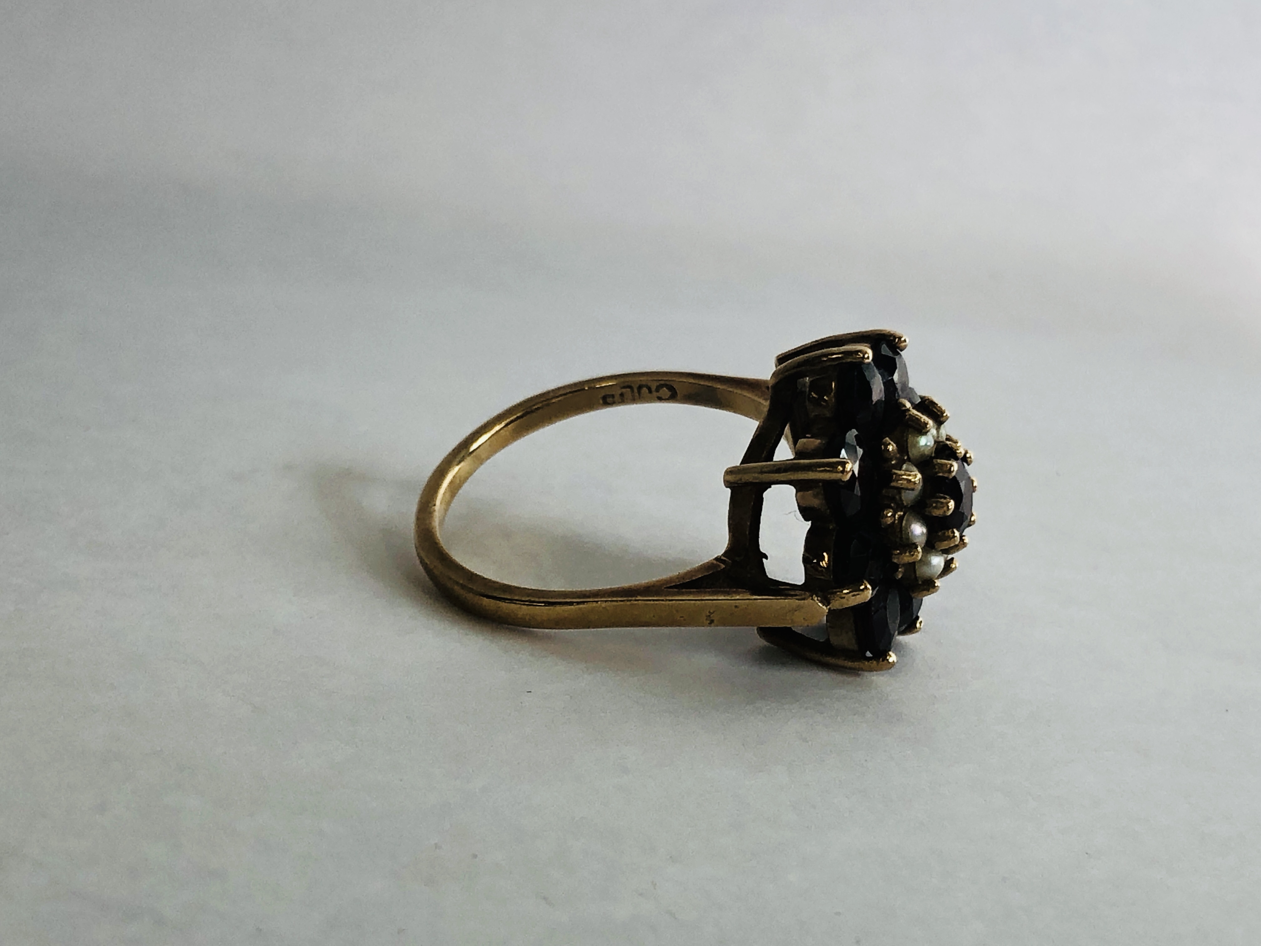 9CT GOLD LADIES RING, FLOWER HEAD DESIGN SET WITH GARNETS AND SEED PEARLS (1 SEED PEARL MISSING). - Image 5 of 9