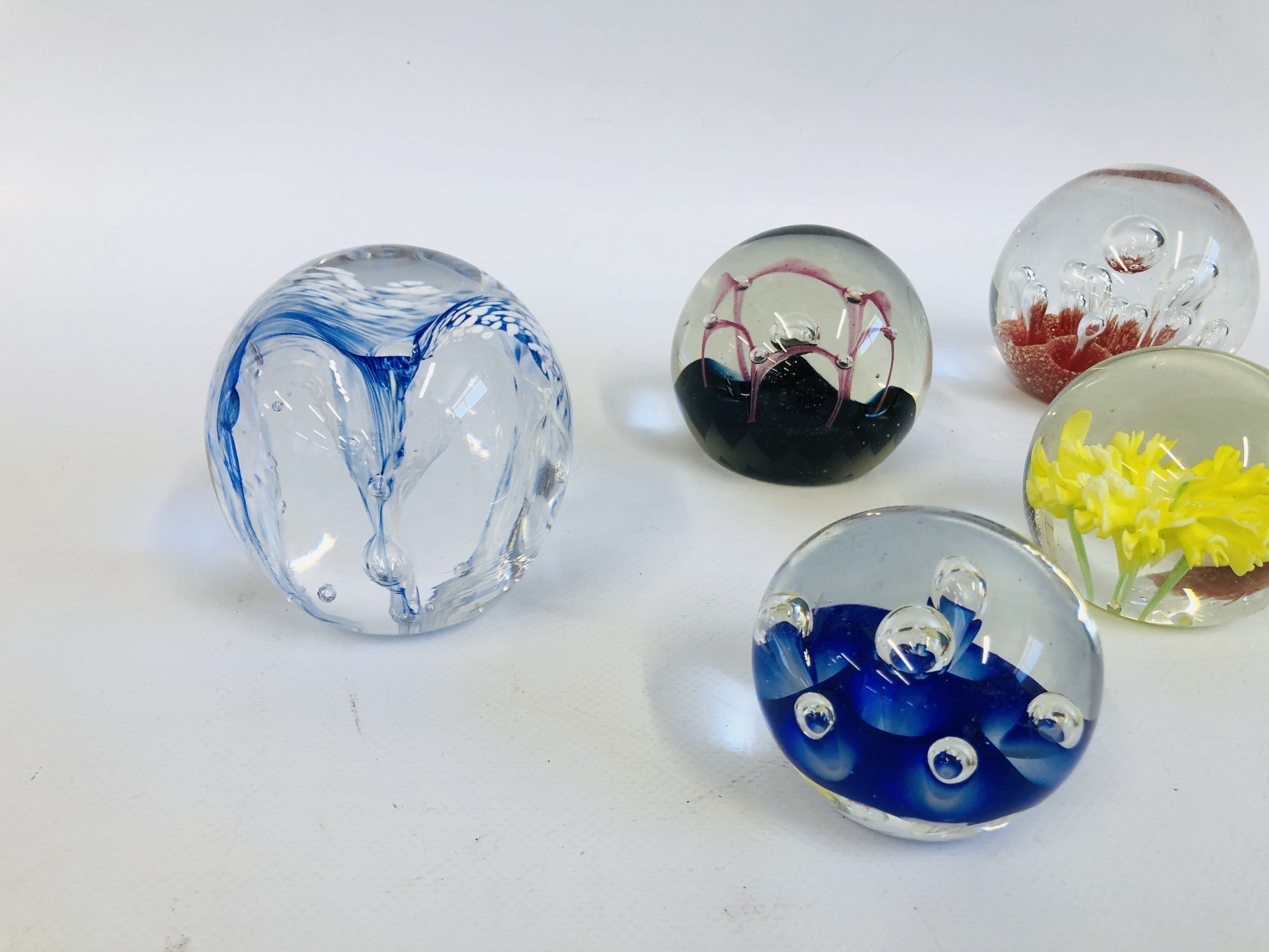 COLLECTION OF 6 ART GLASS PAPERWEIGHTS TO INCLUDE JERPOINT, ETC. - Image 2 of 5