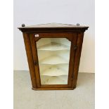 AN ANTIQUE OAK WALL HANGING CORNER DISPLAY CABINET H 91CM.