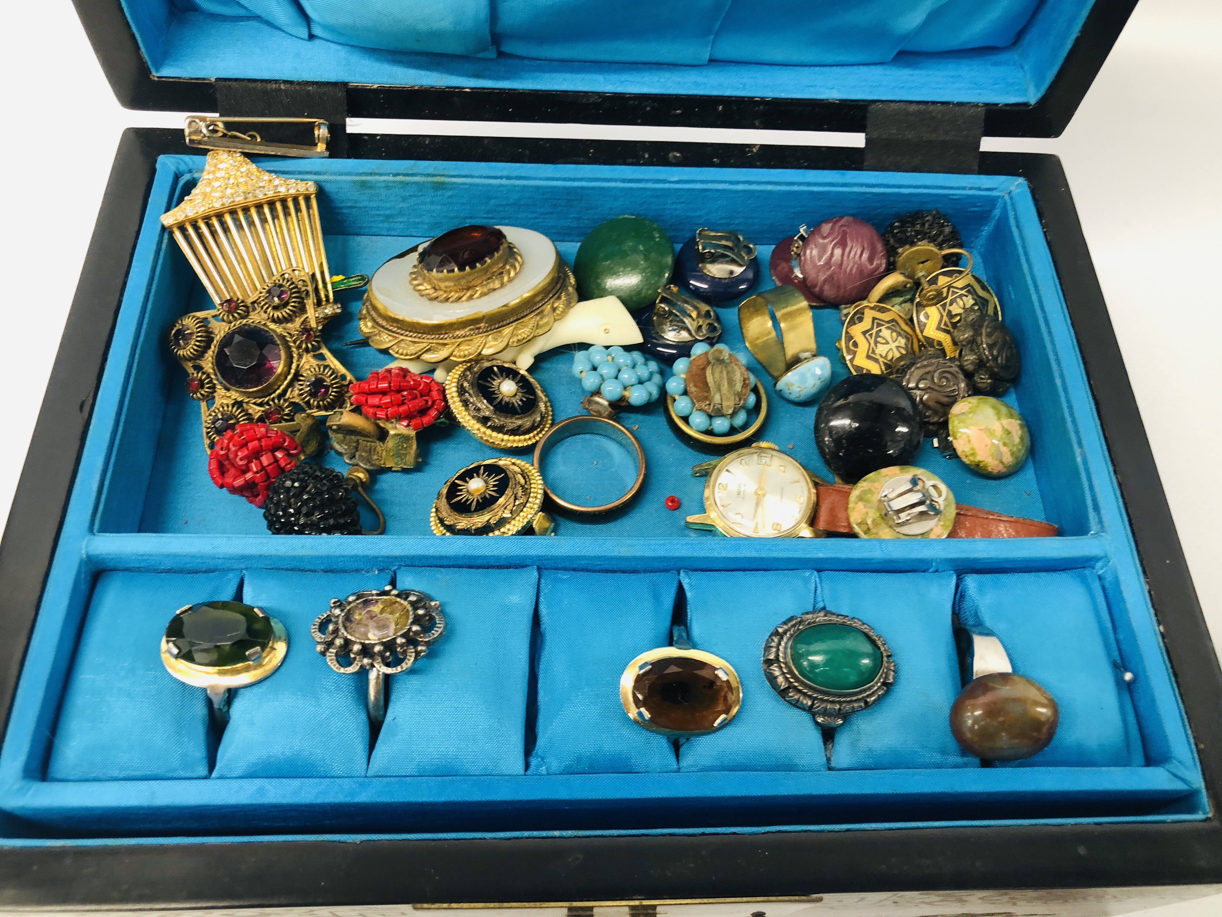 VINTAGE ORIENTAL BLACK LACQUERED JEWELLERY BOX AND CONTENTS TO INCLUDE VINTAGE JEWELLERY, BROOCHES, - Image 16 of 19